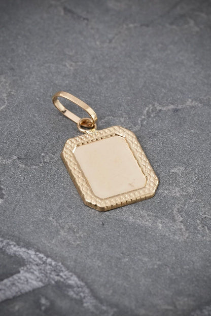 Dije placa diamantada 0.5gr / Largo 2.2cm / Oro Amarillo Nac B