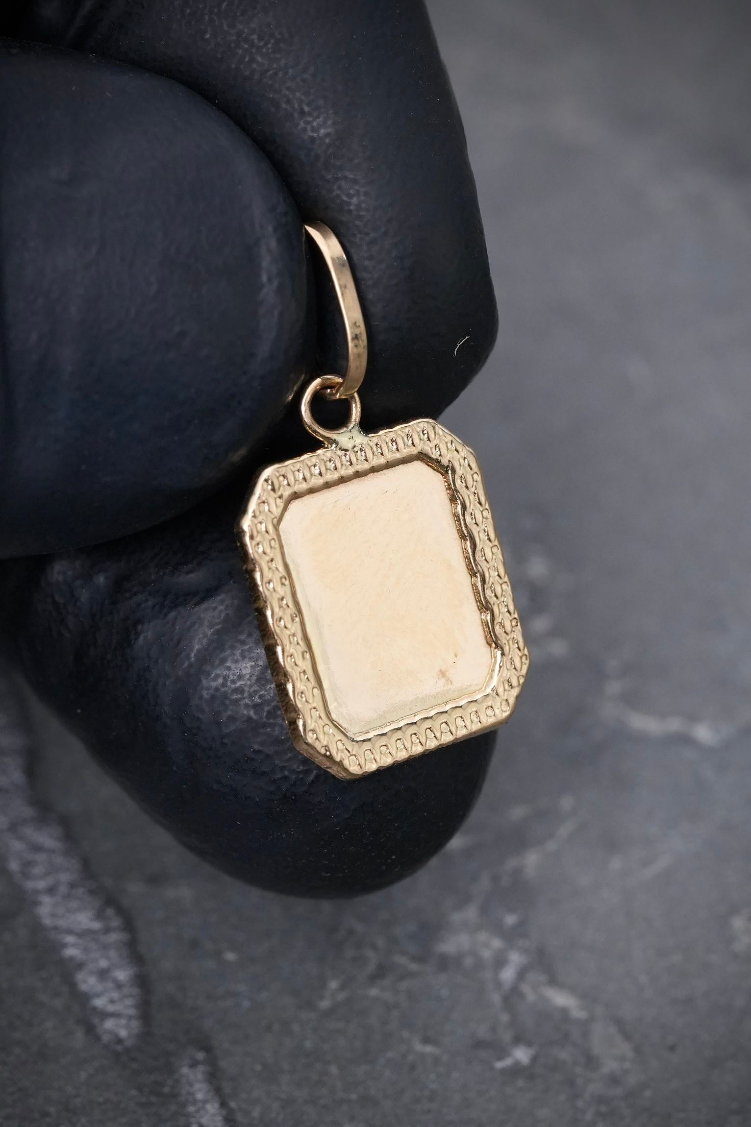 Dije placa diamantada 0.5gr / Largo 2.2cm / Oro Amarillo Nac M