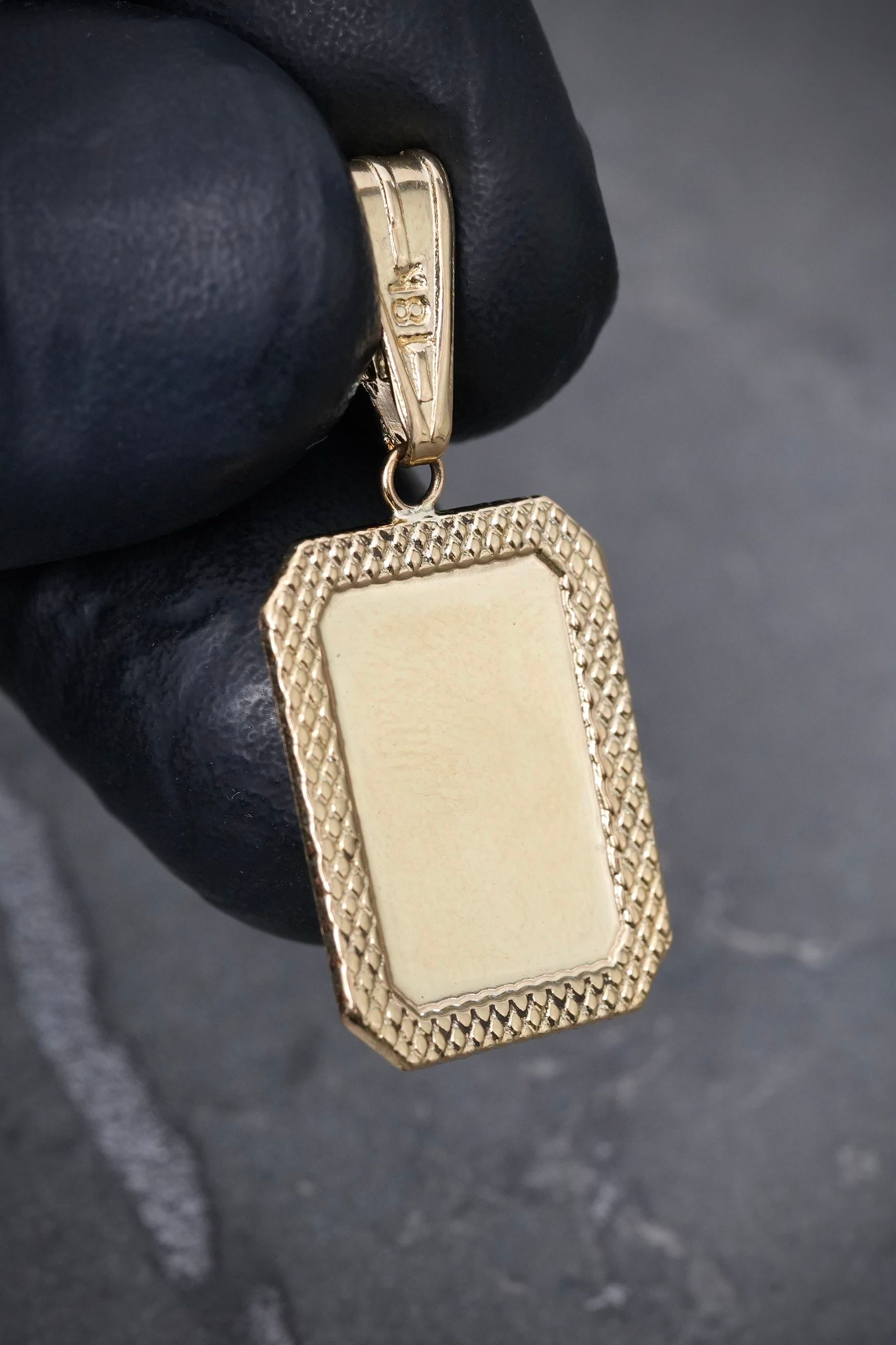 Dije placa diamantada 1.35gr / Largo 3.3cm / Oro Amarillo Nac B