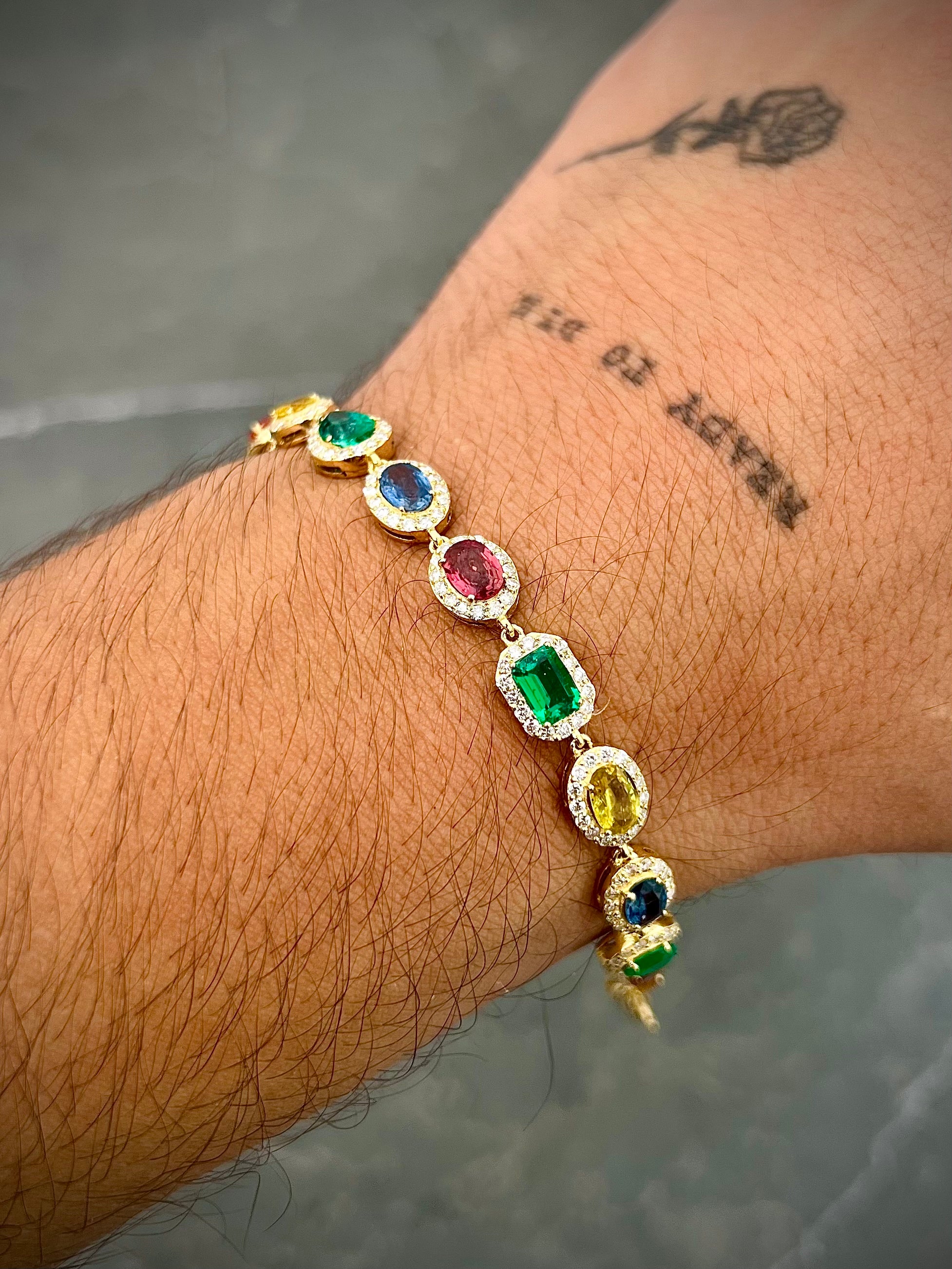 Pulso con 621pts zafiro, 288pts esmeralda y 245pts diamante LB 11.9gr / Largo 19cm / Oro Amarillo (Joya) M