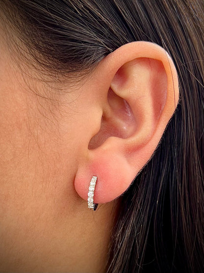 Candongas con 40pts de diamantes 2.6gr / Largo 1.1cm / Oro Blanco (Joya) B
