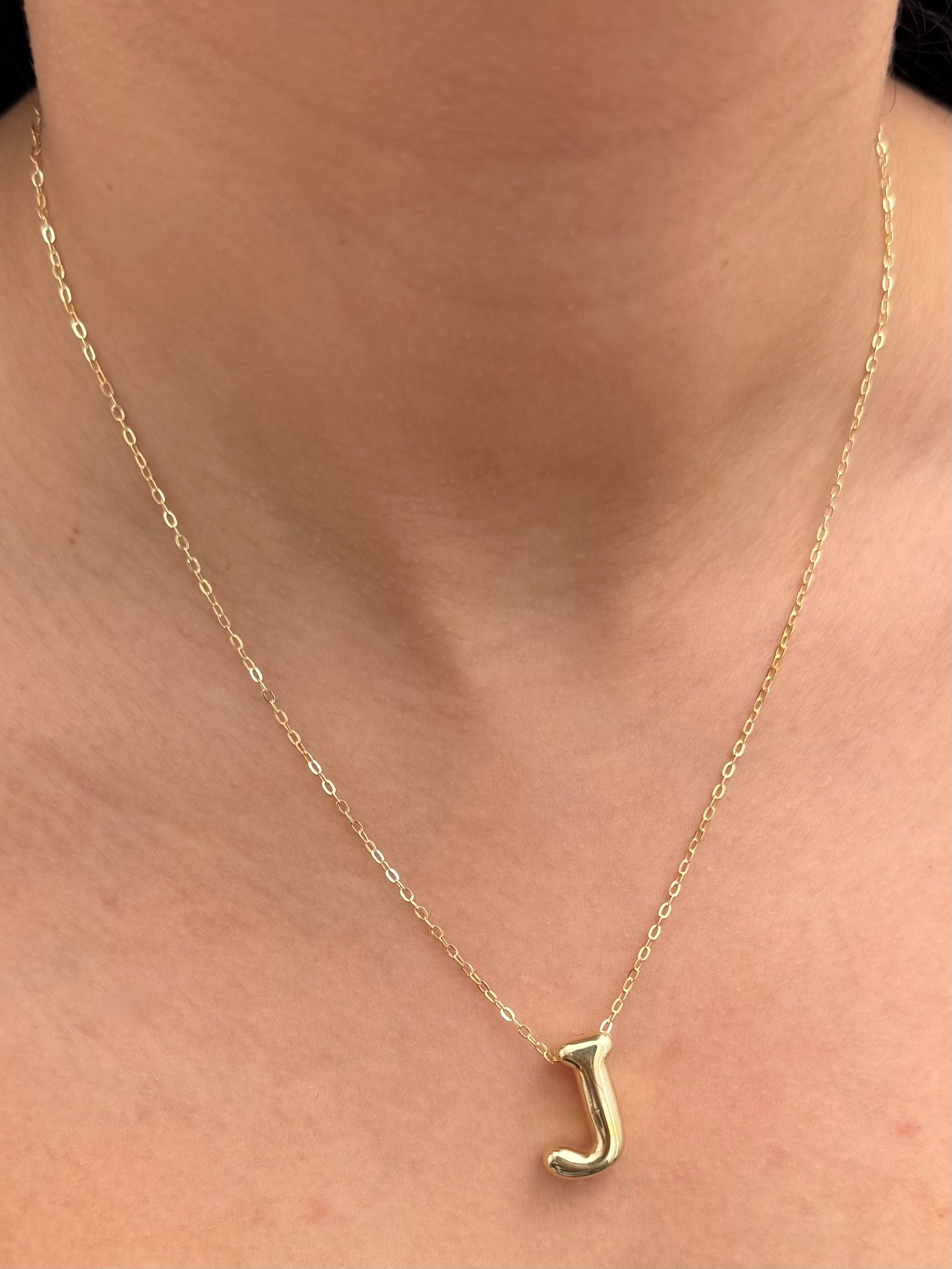 Dije Letra J 0.6gr / 1.8cm / 14.1mm — Oro Amarillo