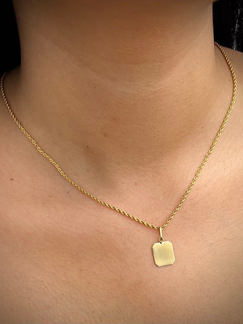 Dije placa lisa 0.6gr / Largo 2.2cm / Oro Amarillo Nac B