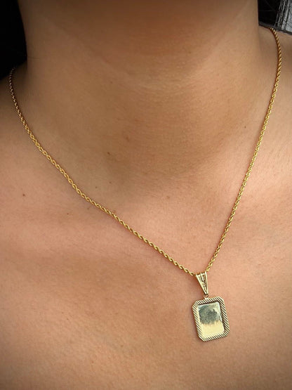 Dije placa diamantada 1.35gr / Largo 3.3cm / Oro Amarillo Nac B