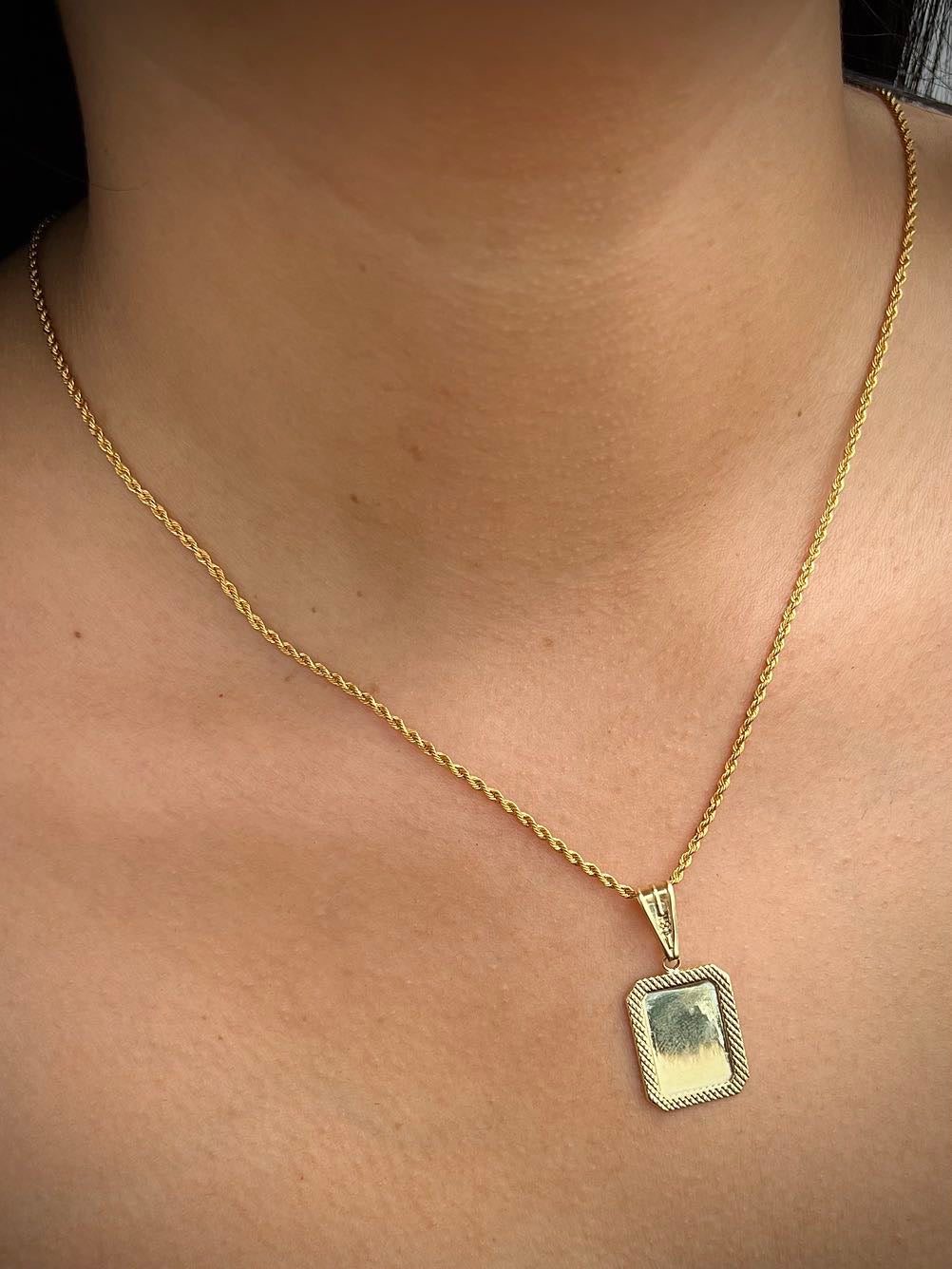 Dije placa diamantada 1.35gr / Largo 3.2cm / Oro Amarillo Nac M