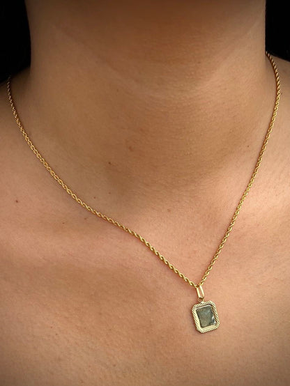 Dije placa diamantada 0.5gr / Largo 2.2cm / Oro Amarillo Nac M