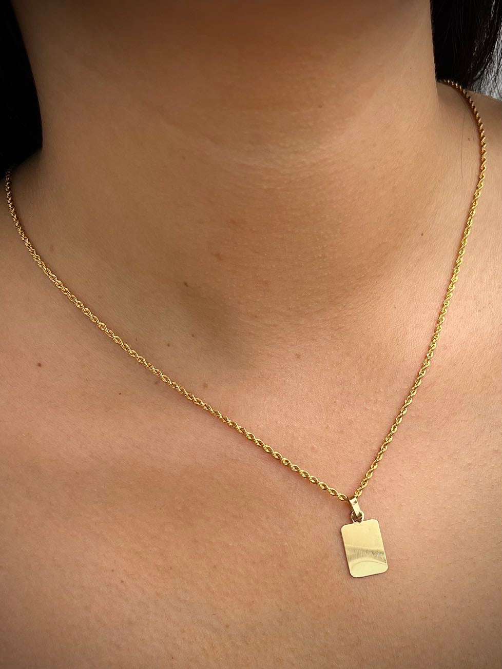 Dije placa lisa 0.85gr / Largo 2.1cm / Oro Amarillo Nac M