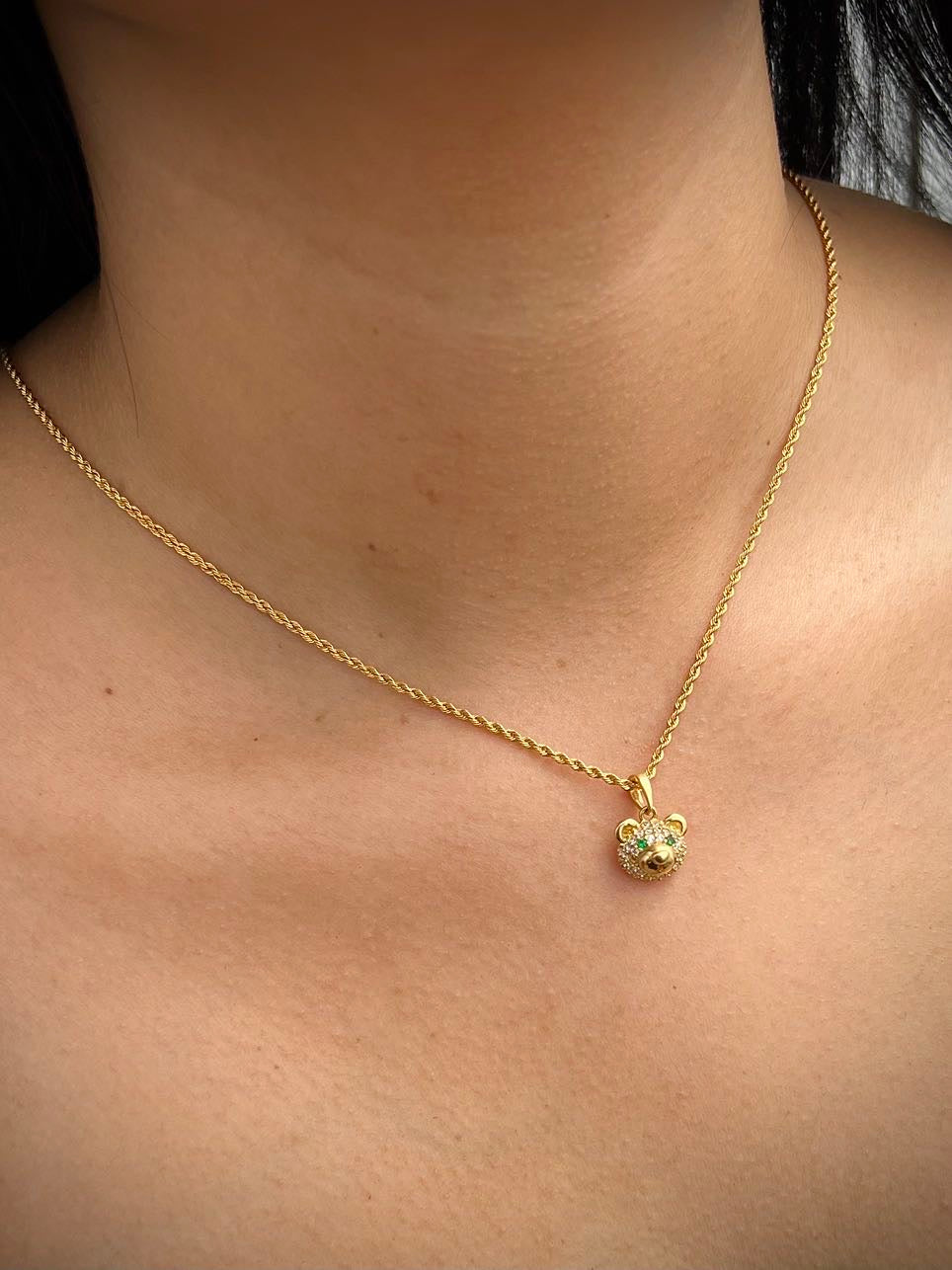 Dije oso con swarovski verde y blanco 2gr / Largo 1.6cm / Oro Amarillo Nac B