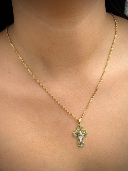 Dije cruz con cristo y swarovski verde 3.2gr / Largo 3.3cm / Dos Oros Nac M