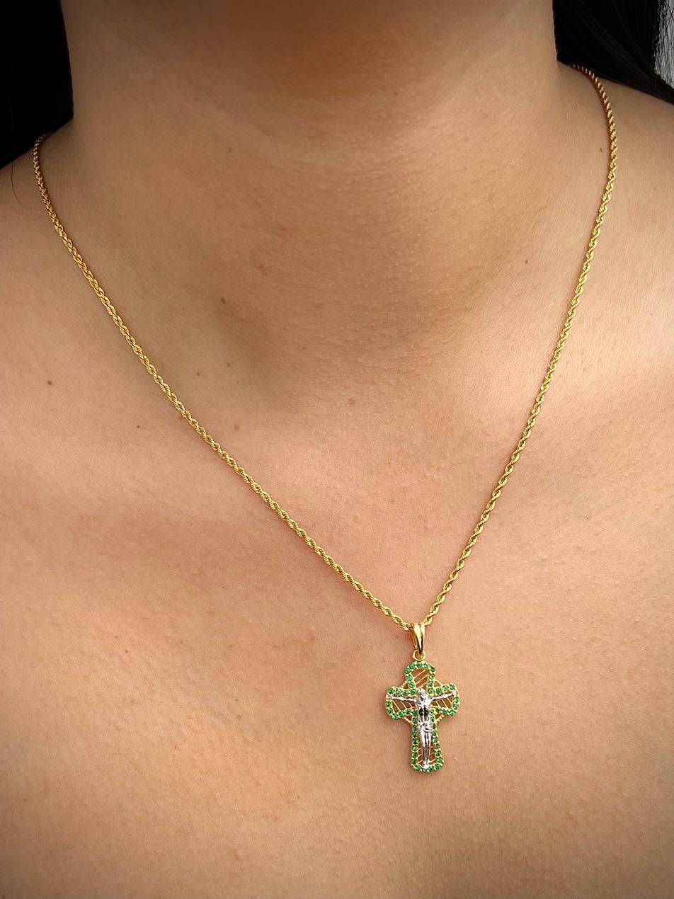 Dije cruz con cristo y swarovski verde 3.2gr / Largo 3.3cm / Dos Oros Nac M