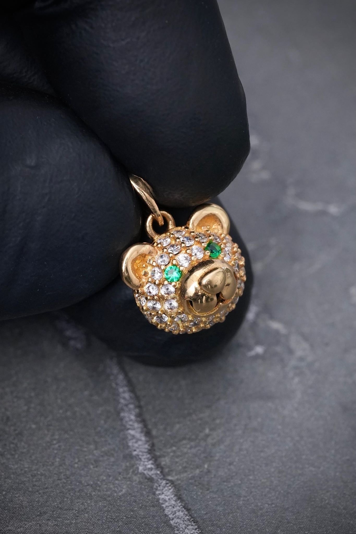 Dije oso con swarovski verde y blanco 2gr / Largo 1.6cm / Oro Amarillo Nac B