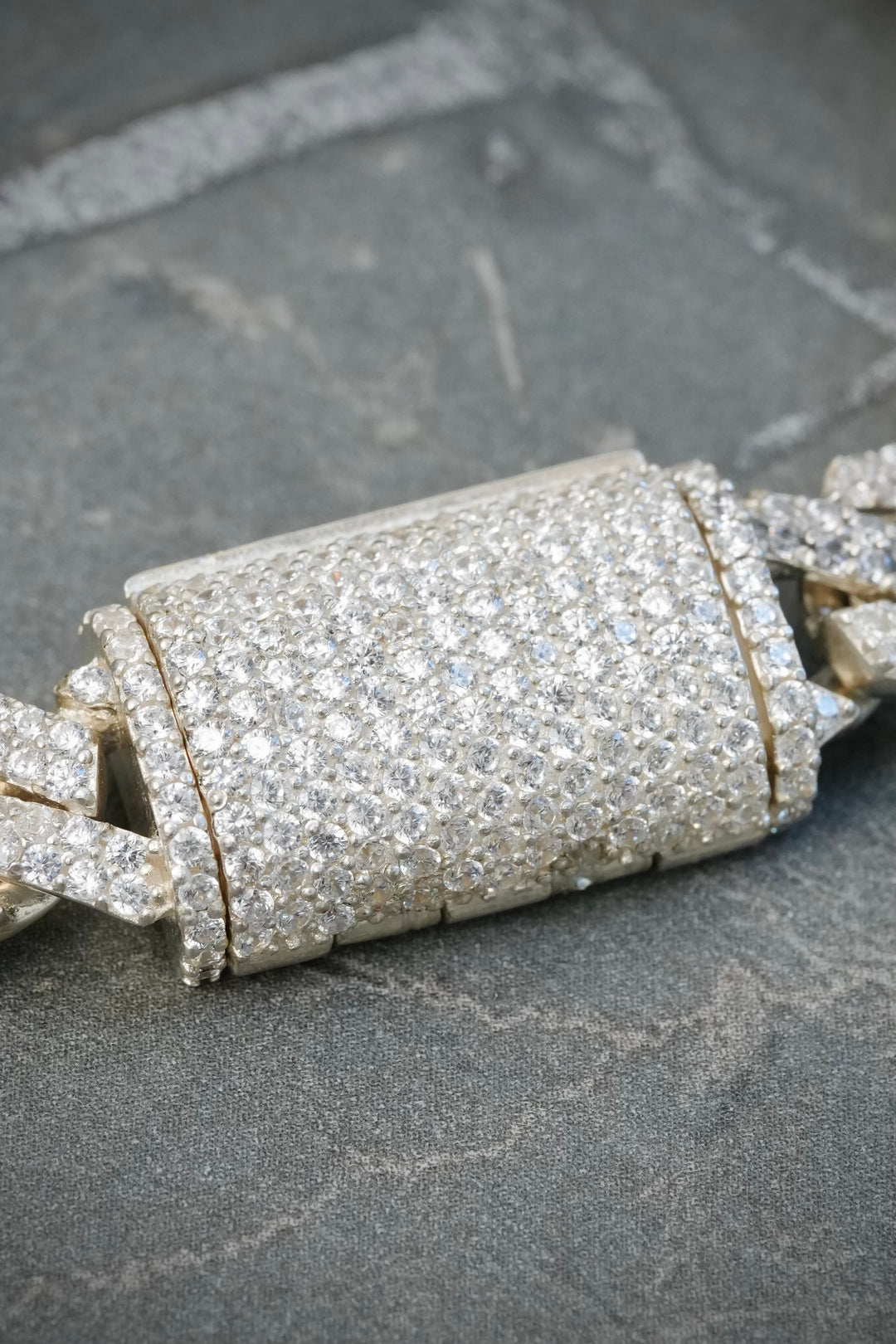 Pulso cubano con swarovski blanco 33.75gr / Largo 19.8cm / — — Plata