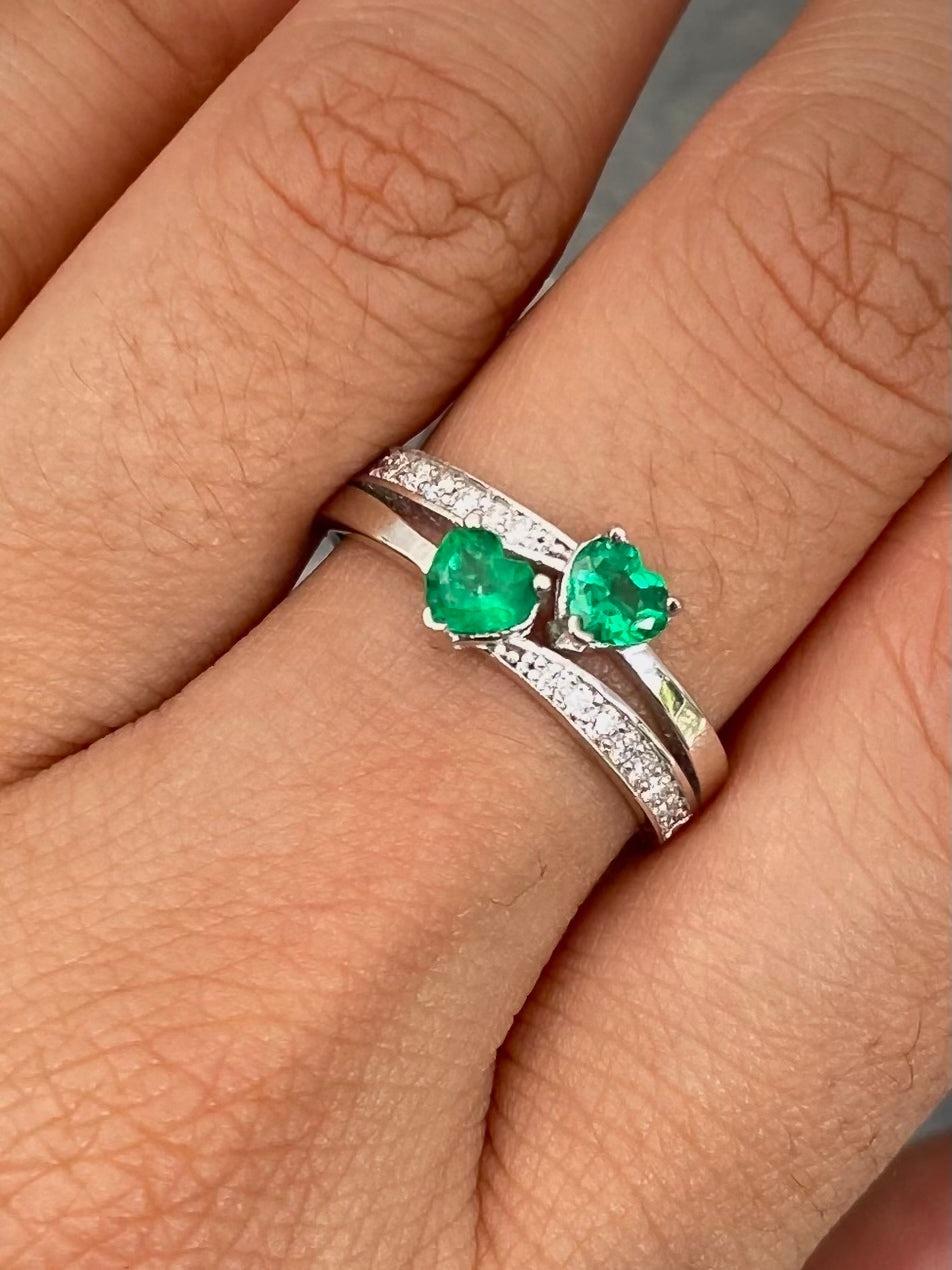 Anillo corazones con 55pts de esmeralda y 20pts de diamantes 3.5gr / Talla 6 3/4 — Oro Blanco