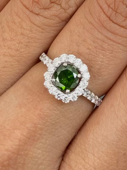 Solitario con 51pts de diamante verde y 56pts de diamante blanco 2.65gr / Talla 4 3/4 — Oro Blanco