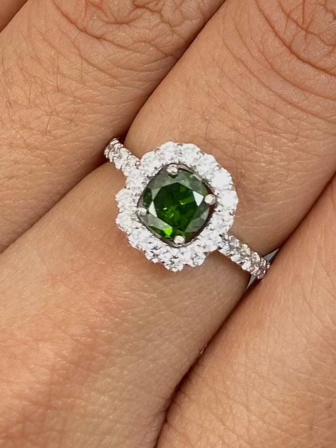 Solitario con 51pts de diamante verde y 56pts de diamante blanco 2.65gr / Talla 4 3/4 — Oro Blanco