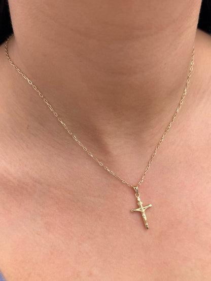 Dije Cruz con Cristo 0.75gr / Largo 2.6cm — Oro Amarillo