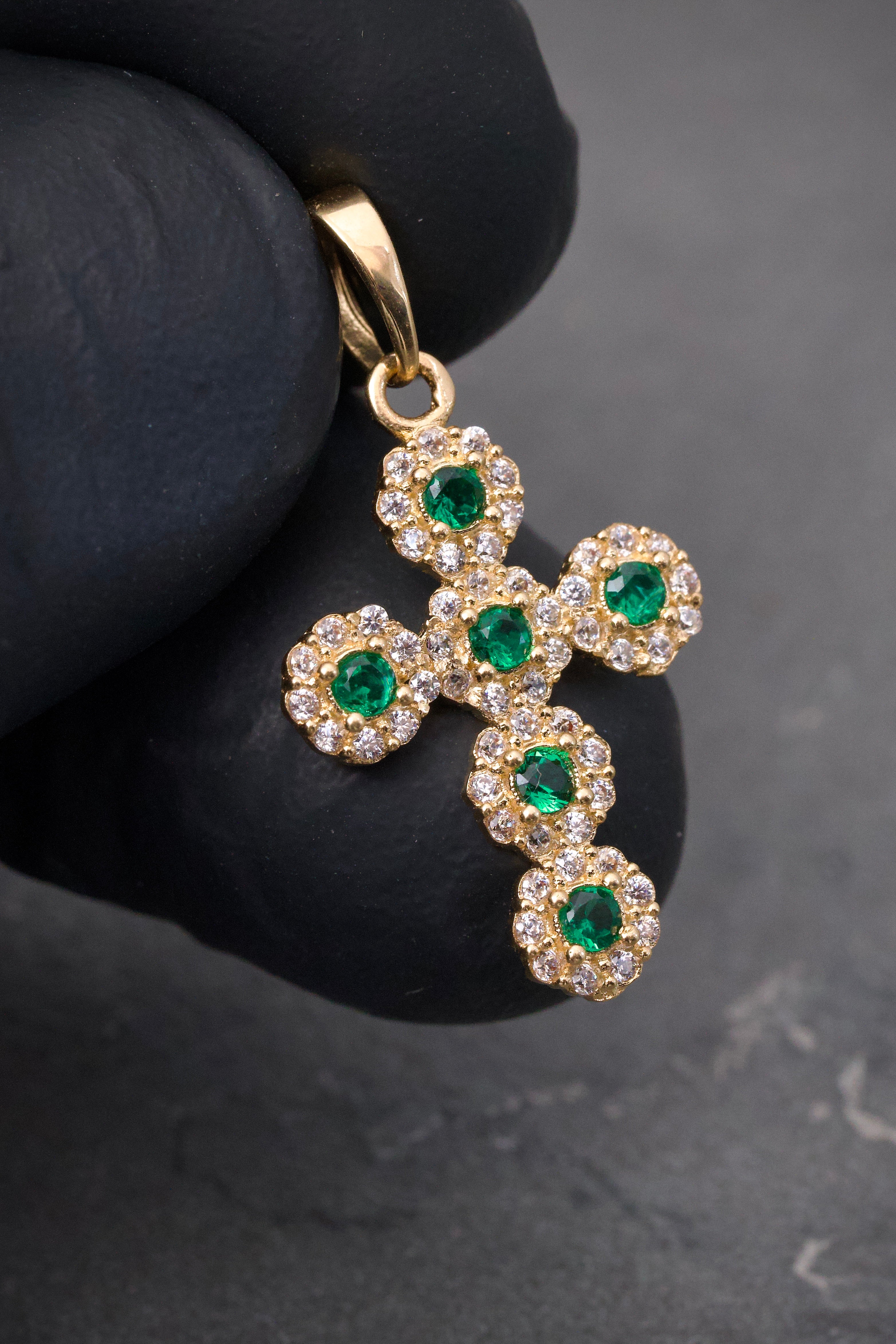 Dije Cruz con swarovski Verde 1.4gr / Largo 2.6cm / Oro Amarillo Nac B