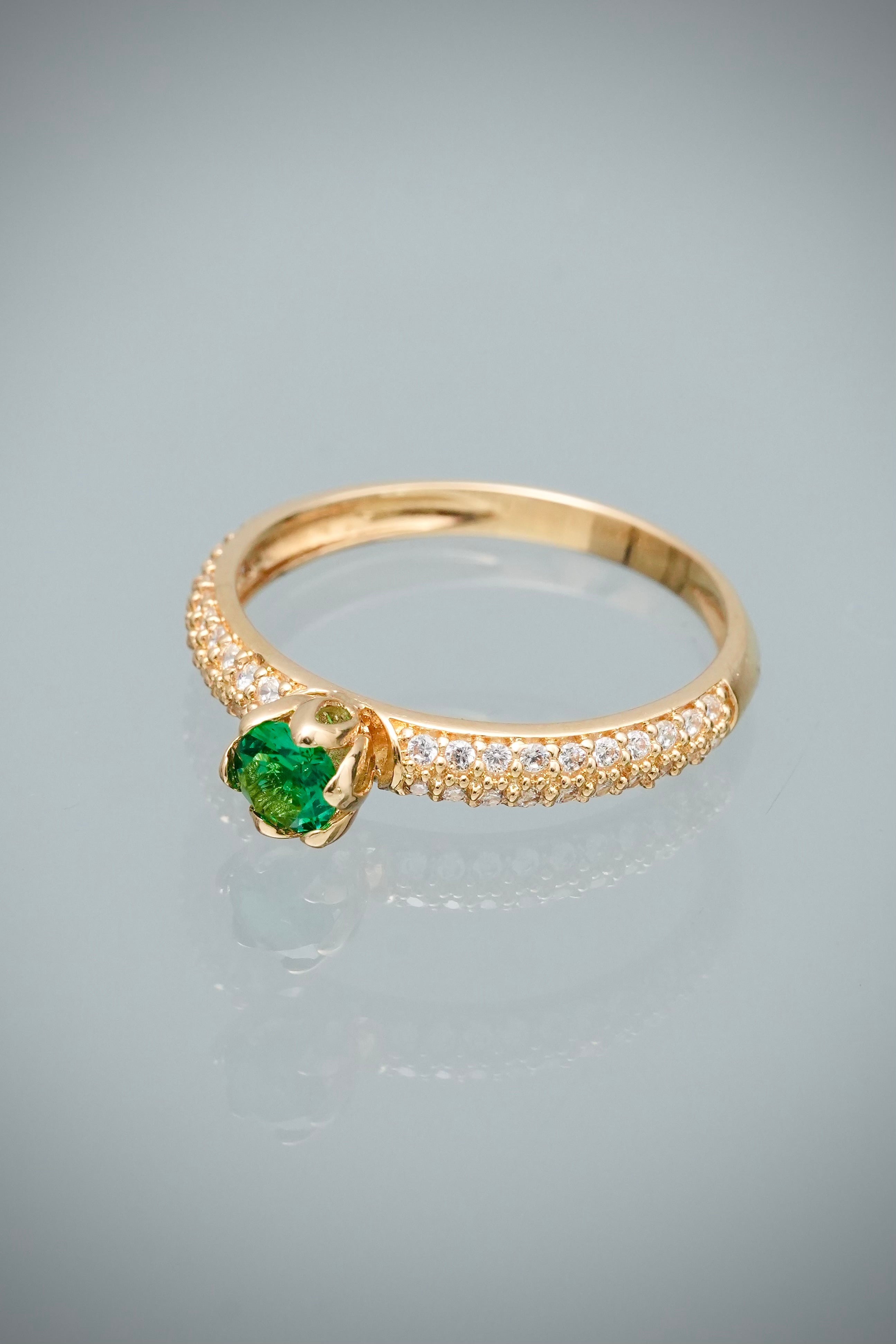 Solitario con Swarovski Verde y Blanco 1.65gr / Talla 6 — Oro Amarillo