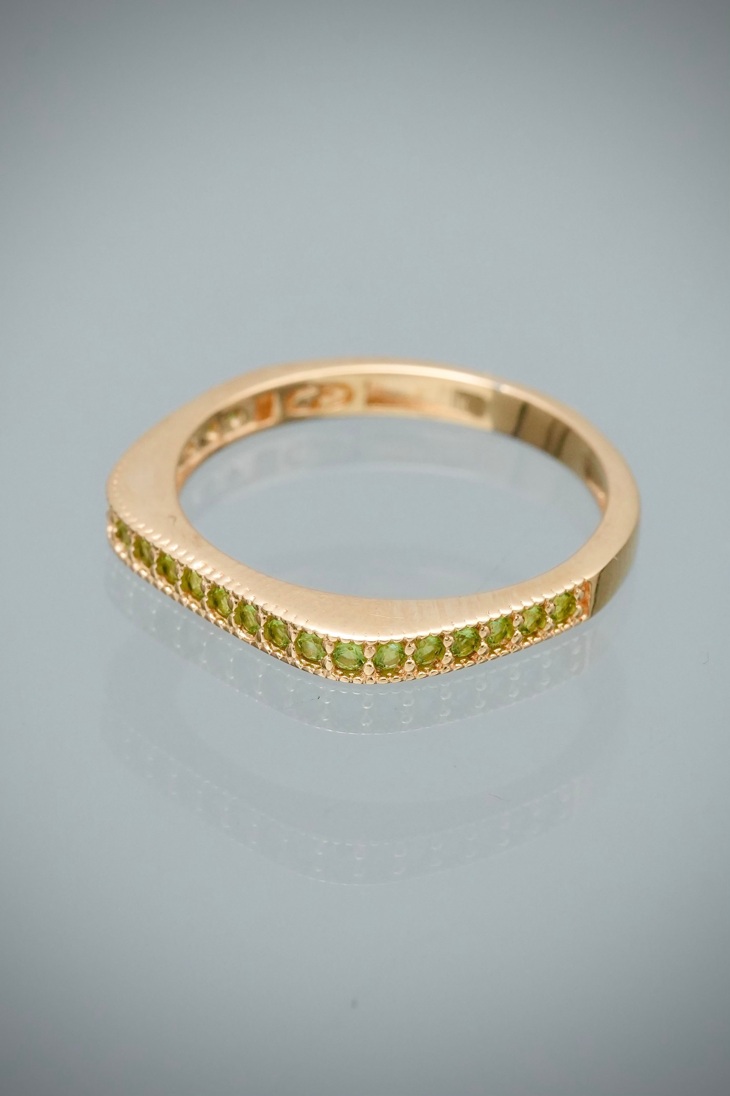 Anillo con Swarovski Verde 2.25gr / Talla 6 — Oro Amarillo