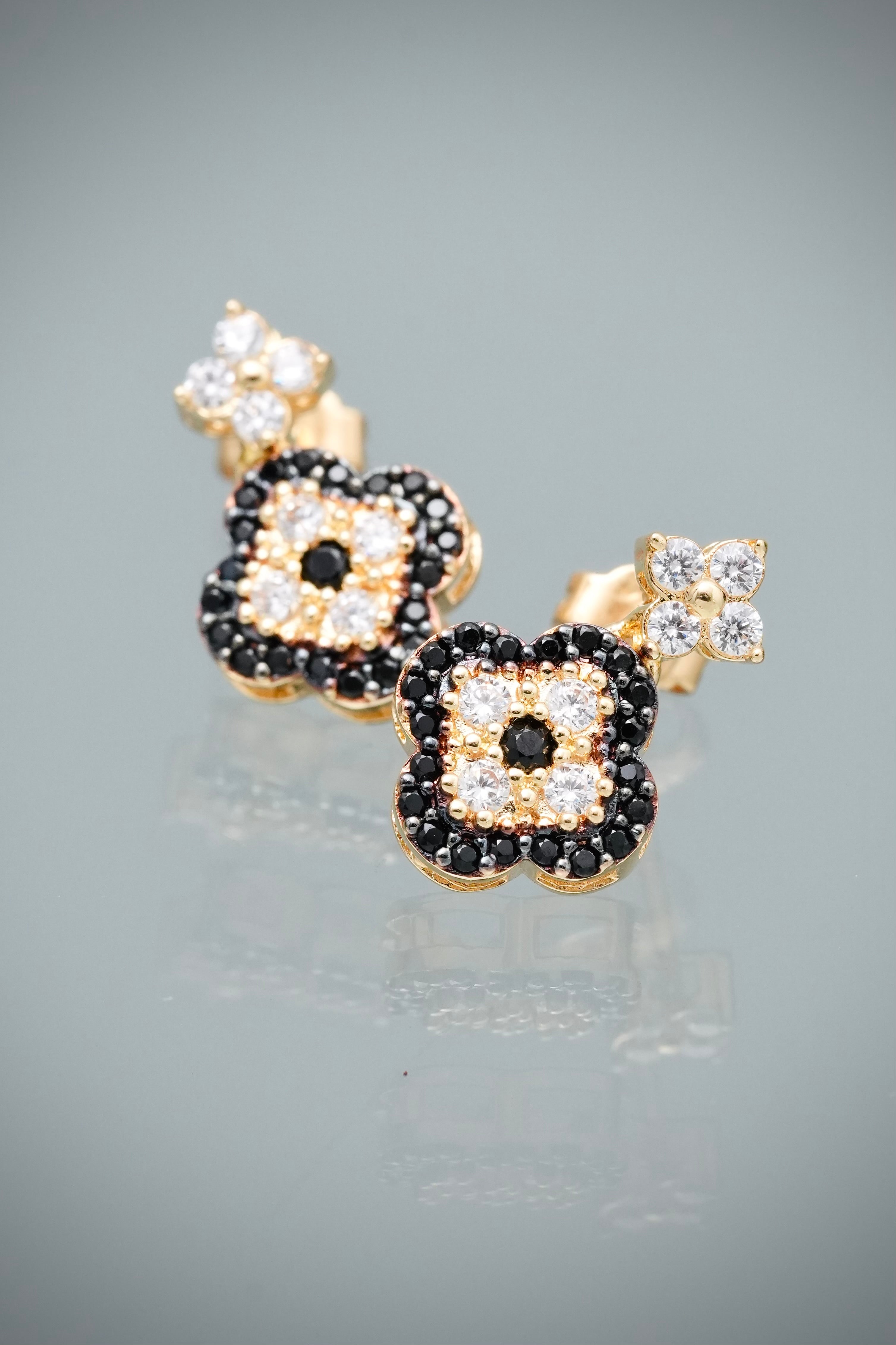 Topos Lucky Clover con Swarovski Blanco y Negro 3.05gr / 1.5cm / 10mm — Oro Amarillo