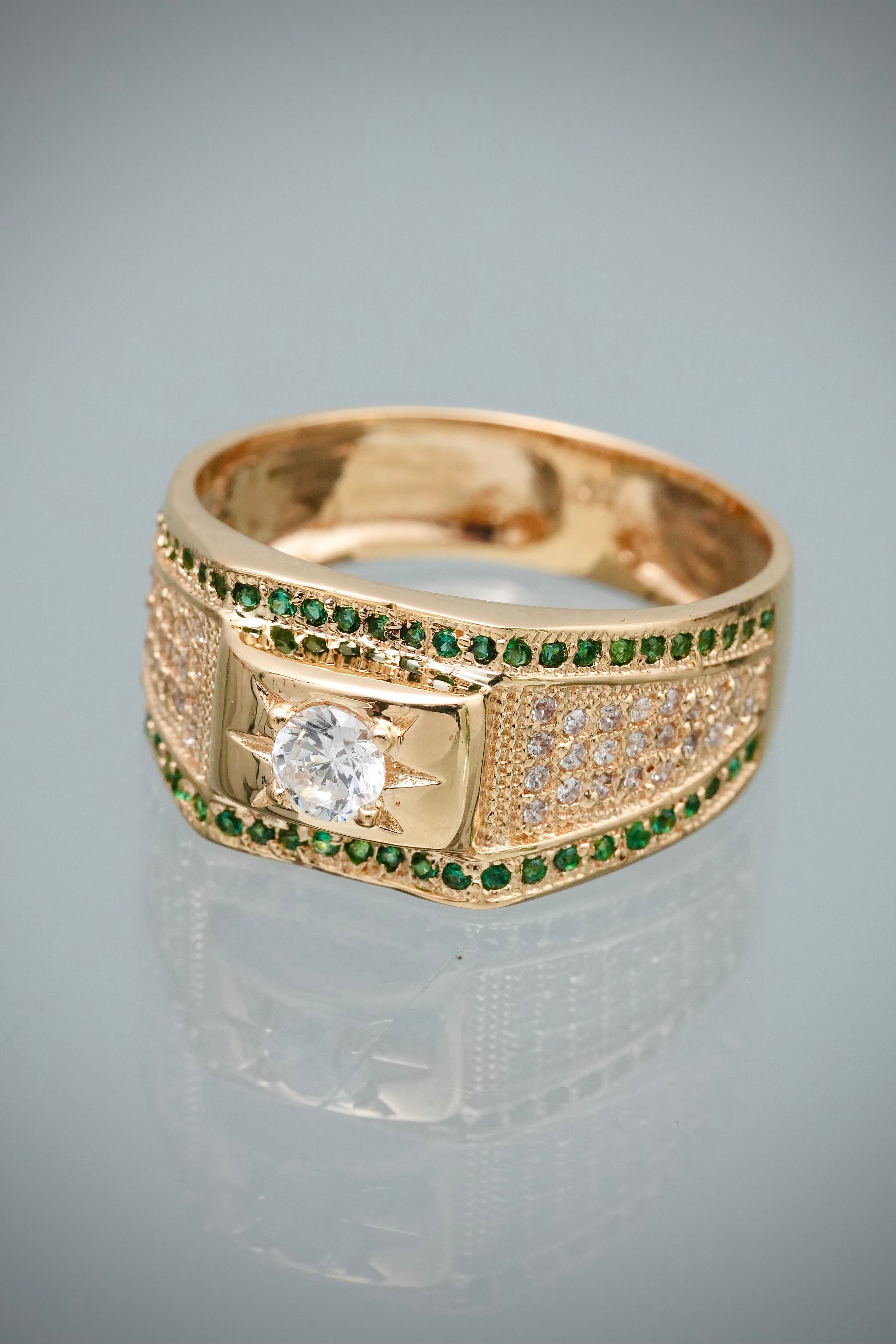 Anillo con Swarovski Verde y Blanco 5.9gr / Talla 10 — Oro Amarillo