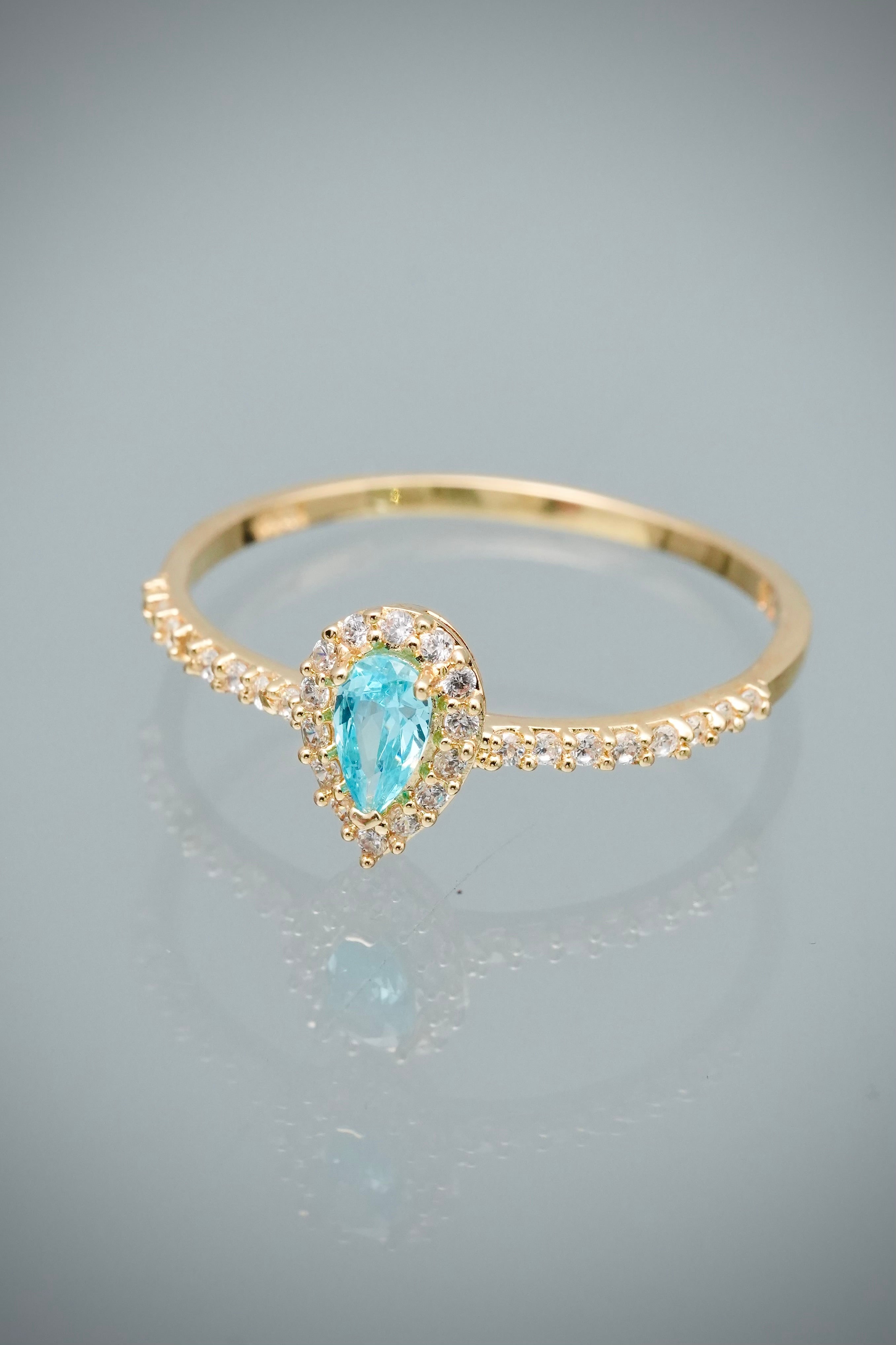 Anillo Gota con Swarovski Azul y Blanco 1.4gr / Talla 7 1/2 — Oro Amarillo