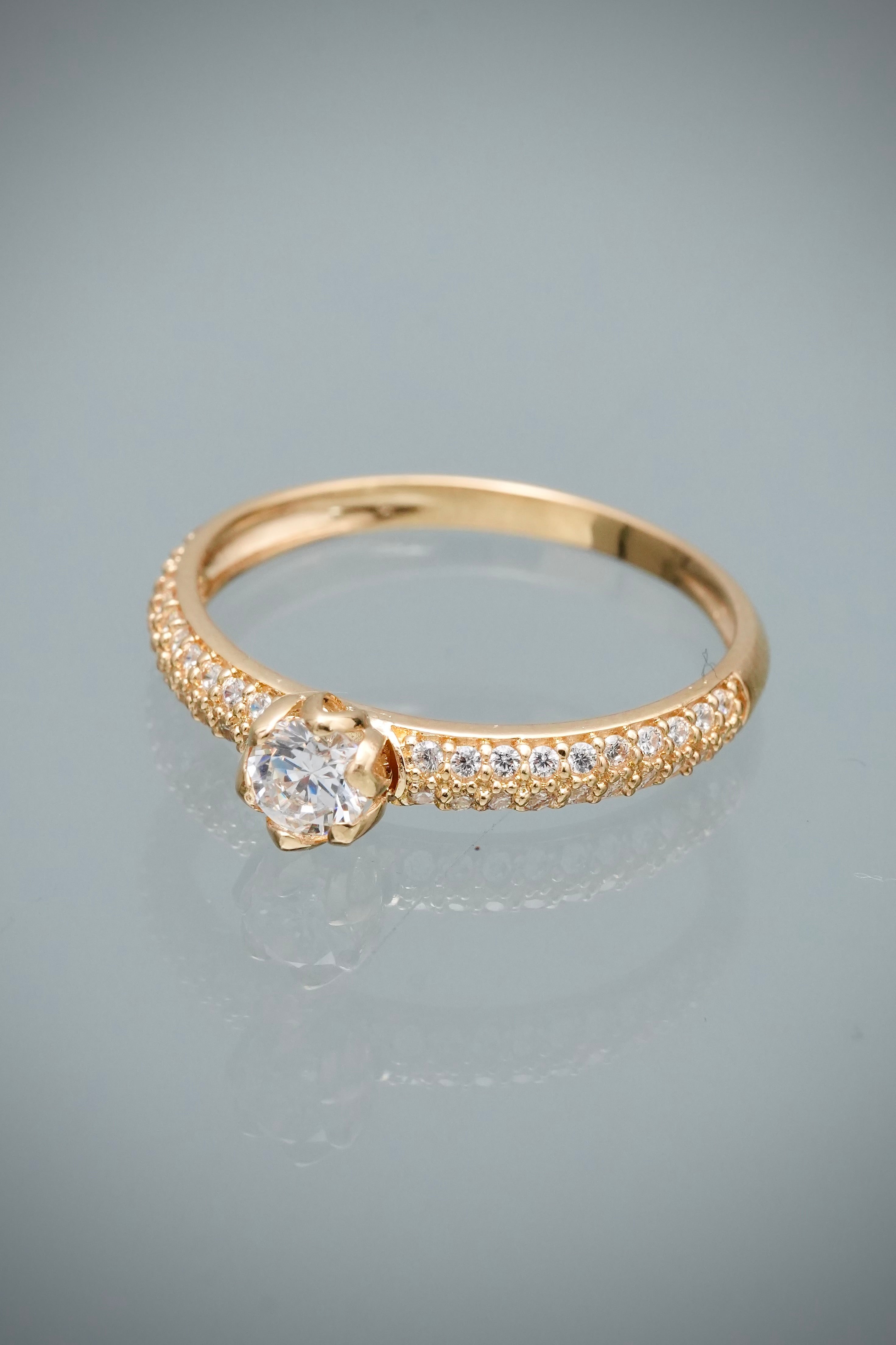 Solitario con Swarovski Blanco 1.7gr / Talla 7 1/4 — Oro Amarillo