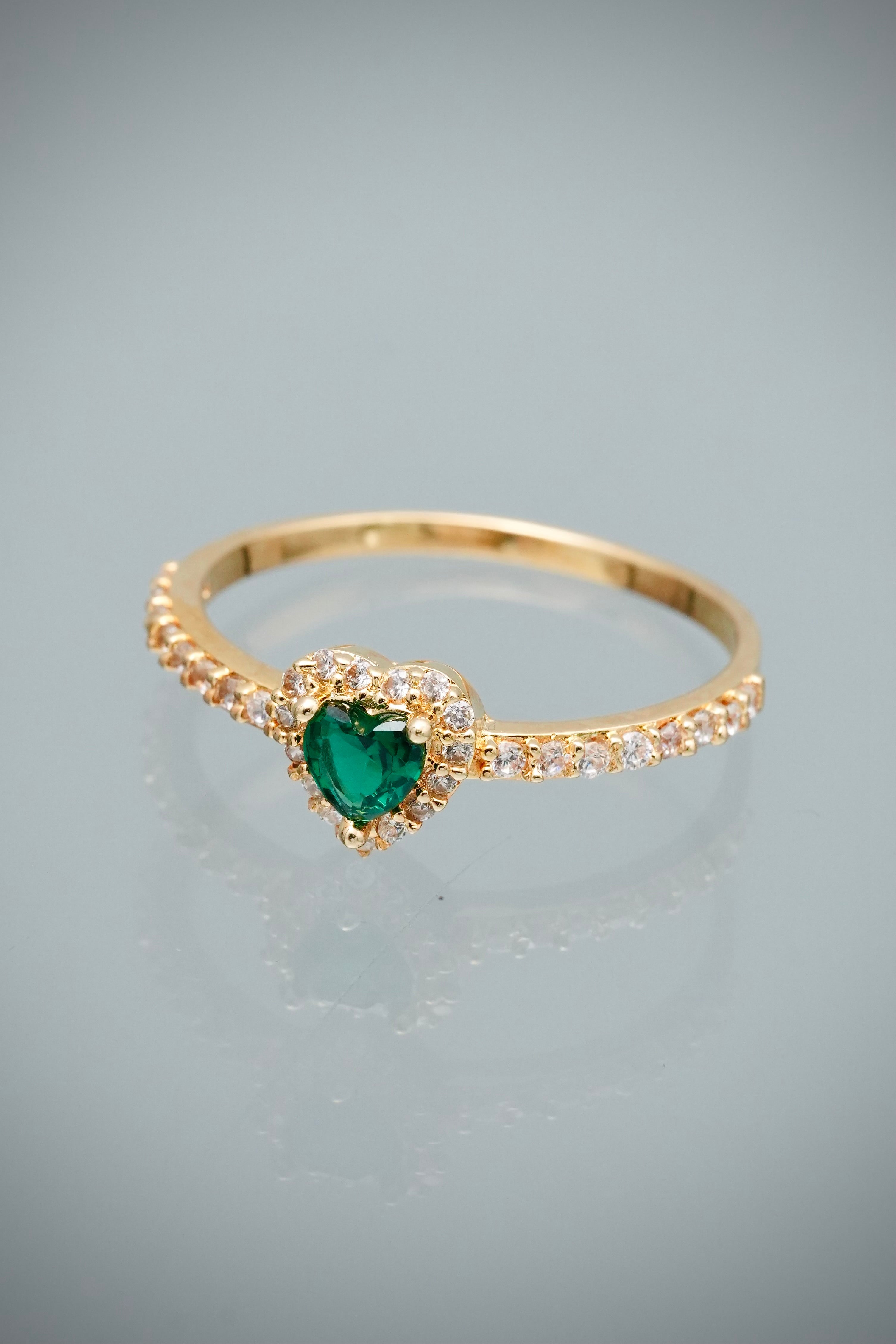 Anillo Corazon con Swarovski Verde y Blanco 2gr / Talla 7 — Oro Amarillo