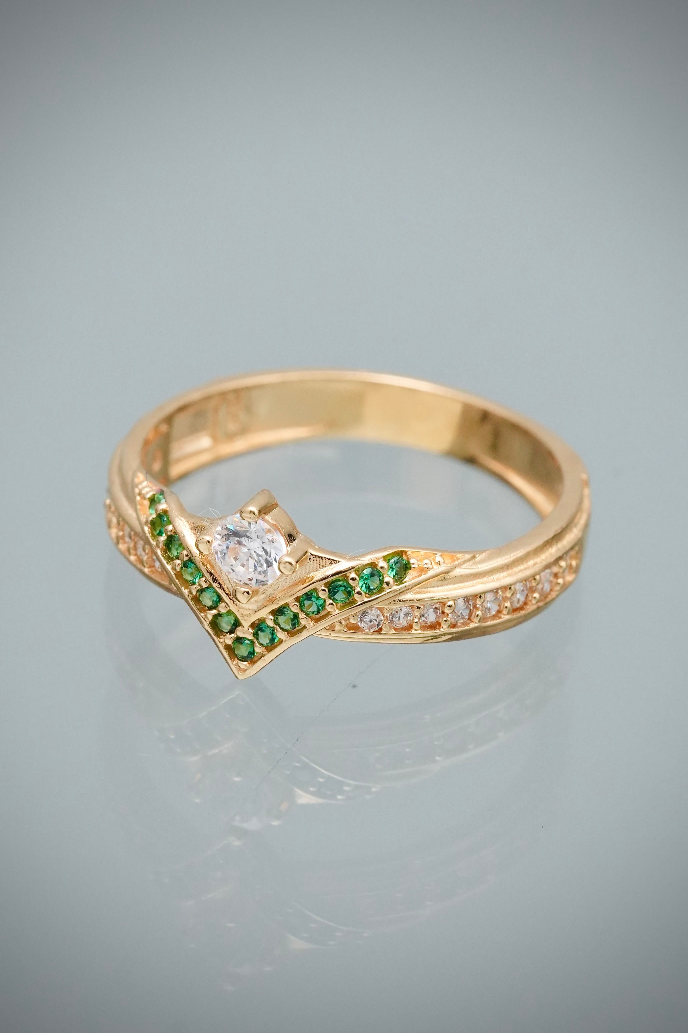 Anillo con Swarovski Verde y Blanco 2.5gr / Talla 6 — Oro Amarillo