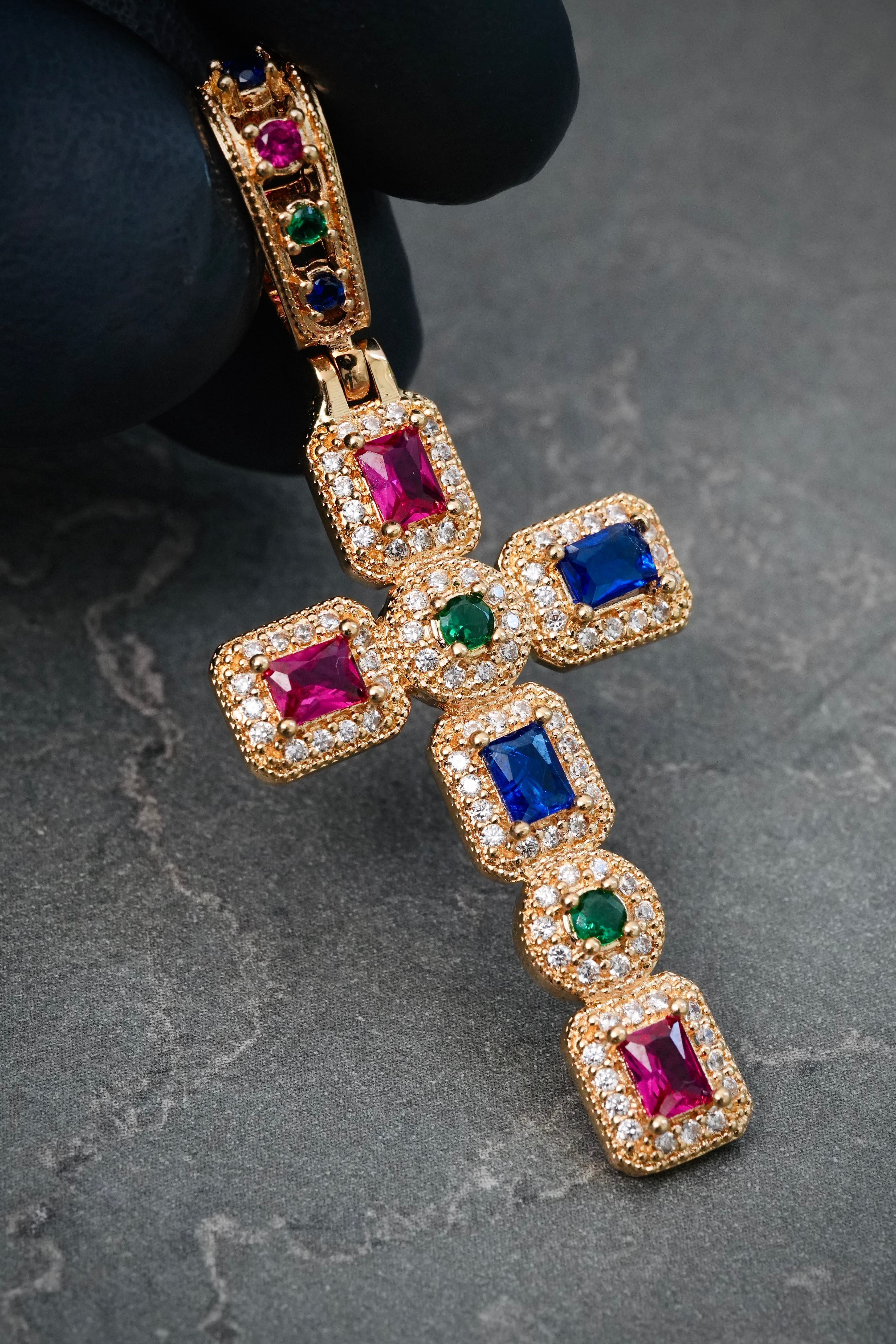 Dije Cruz con Swarovski 5.8gr / 5.2cm / 22mm — Oro Amarillo