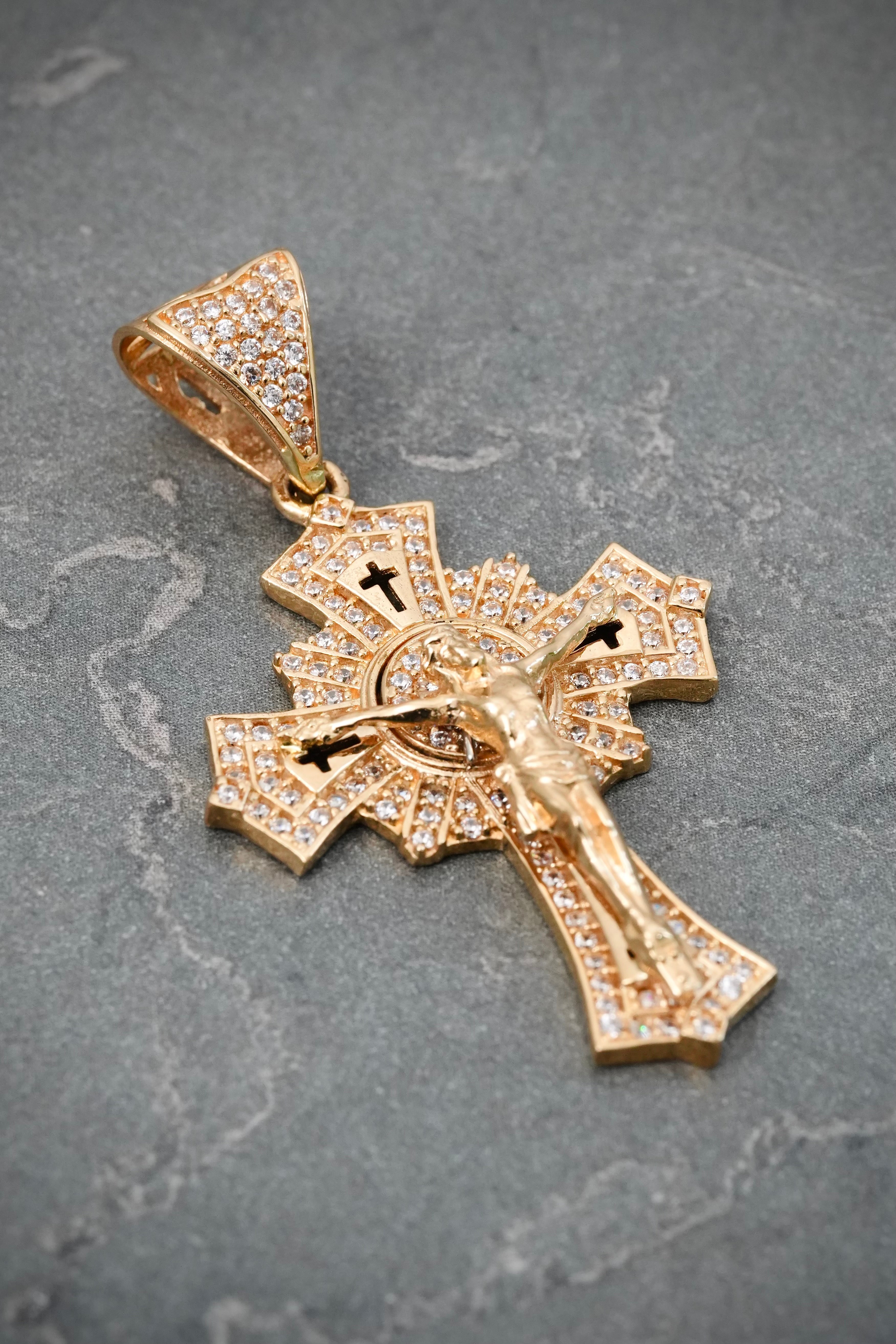 Dije Cristo con Swarovski Blanco 7.05gr / 4.5cm / 25mm — Oro Amarillo