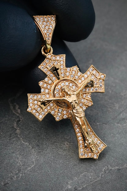 Dije Cristo con Swarovski Blanco 7.05gr / 4.5cm / 25mm — Oro Amarillo