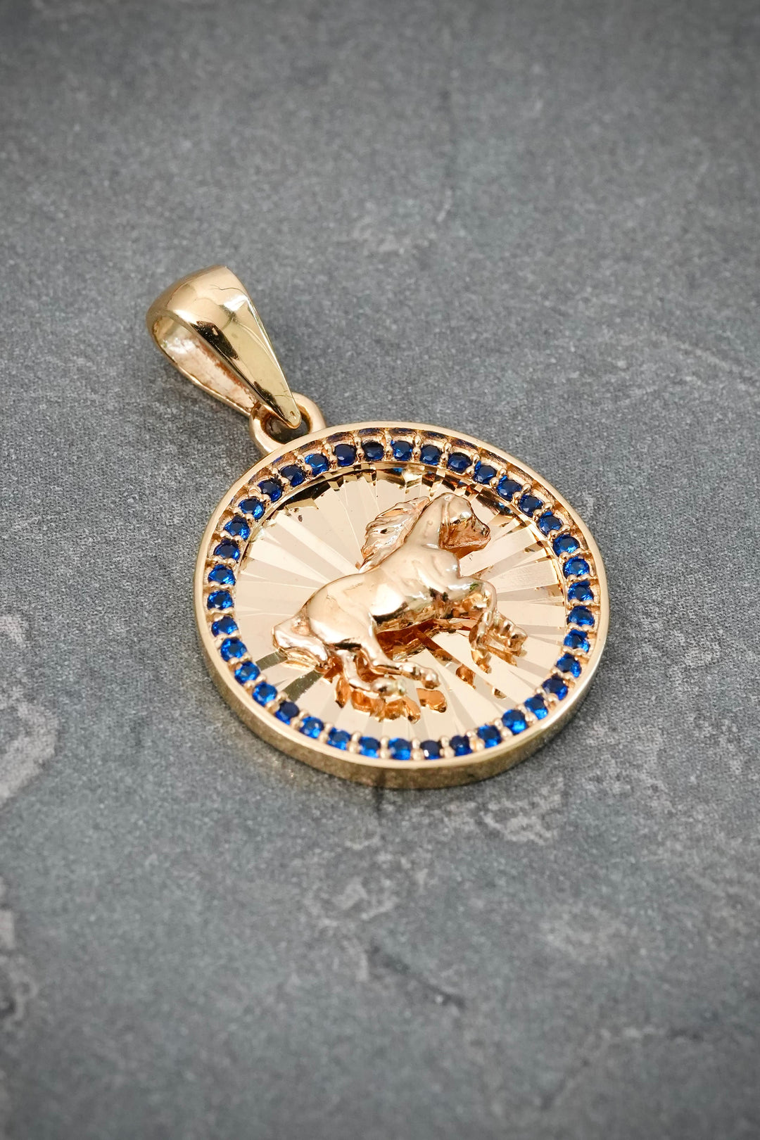 Dije Placa Caballo Diamantado 2.5gr / 2.6cm / 16mm — Oro Amarillo