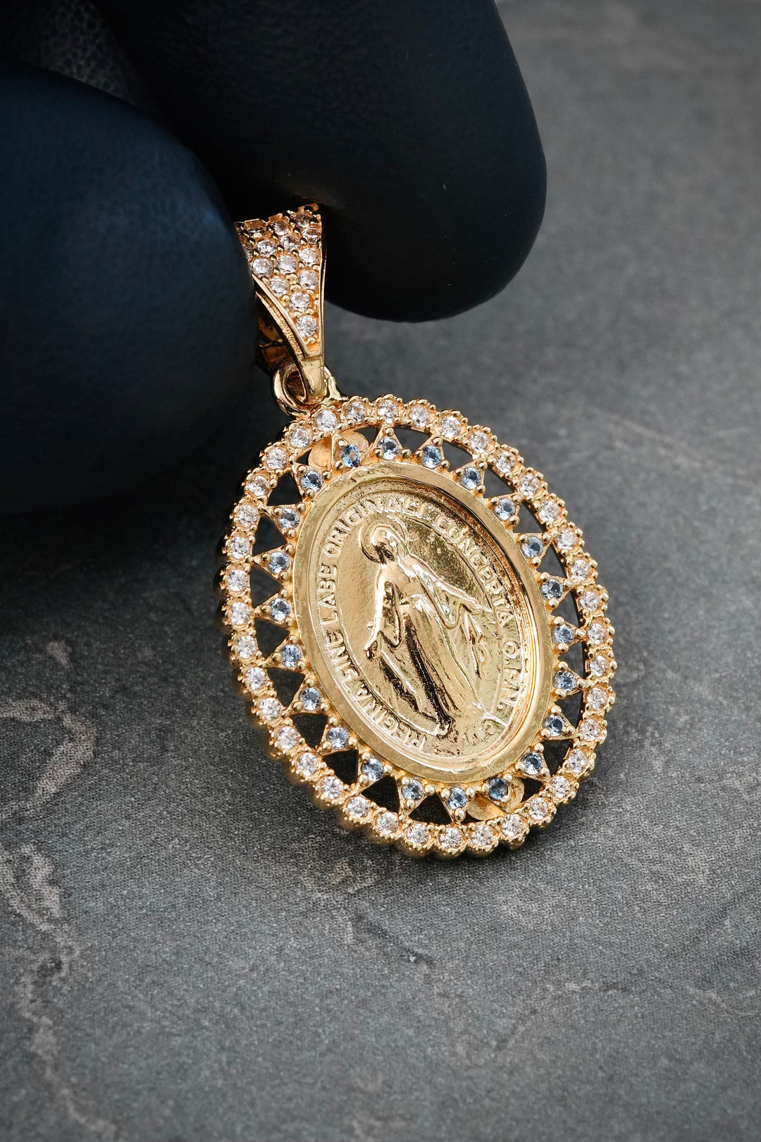 Dije Virgen Milagrosa con Swarovski 3.95gr / 3.3cm / 18mm — Oro Amarillo
