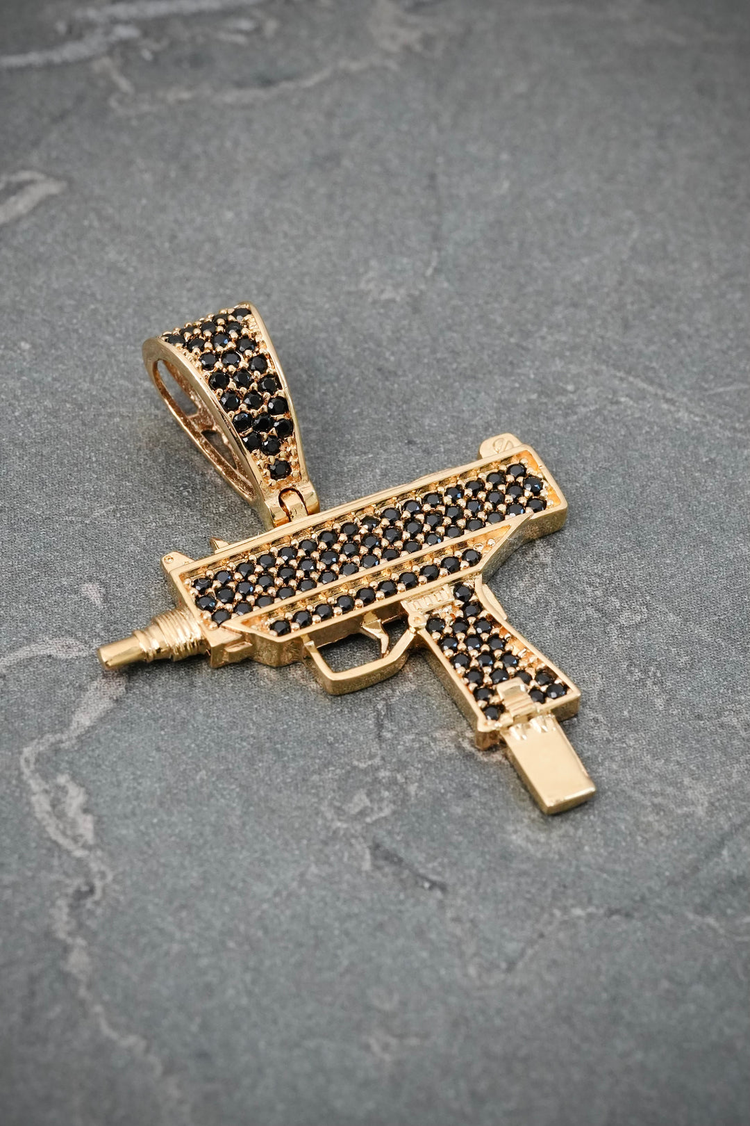 Dije Mini-Uzi con Swarovski Negro 3.9gr / 3.3cm / 25mm — Oro Amarillo