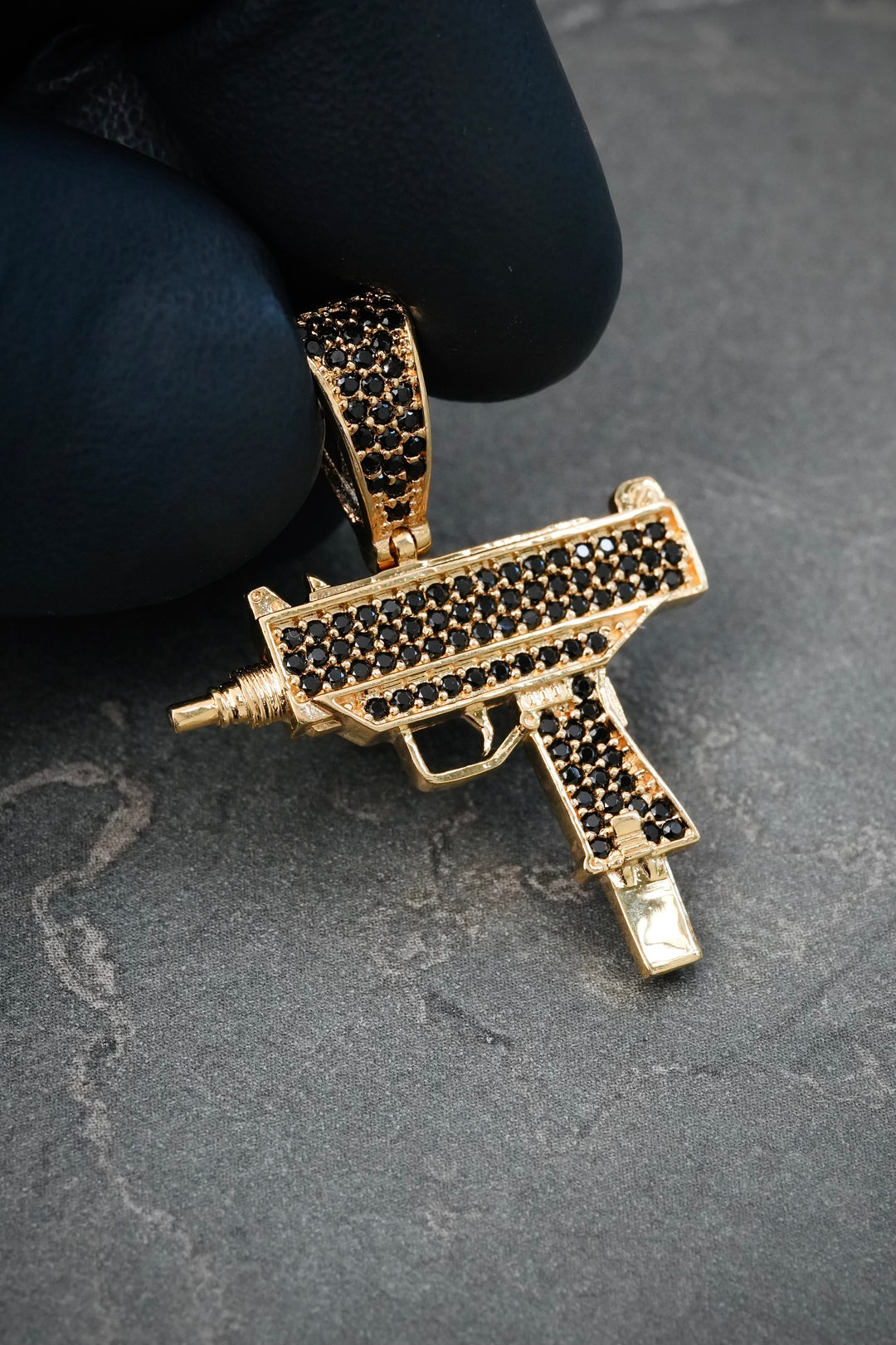 Dije Mini-Uzi con Swarovski Negro 3.9gr / 3.3cm / 25mm — Oro Amarillo