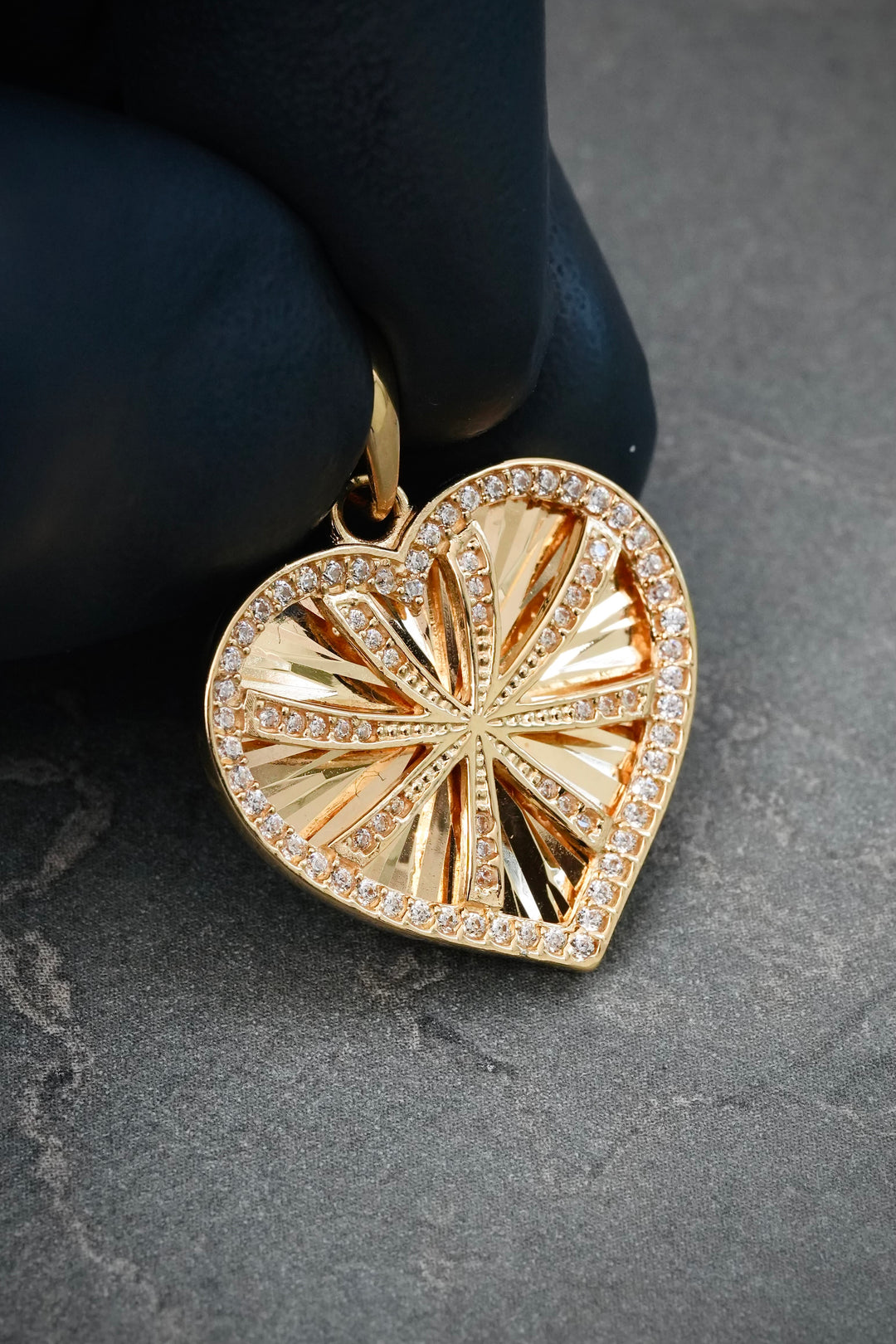 Dije Corazon con Swarovski Blanco 4gr / 2.9cm / 21mm — Oro Amarillo