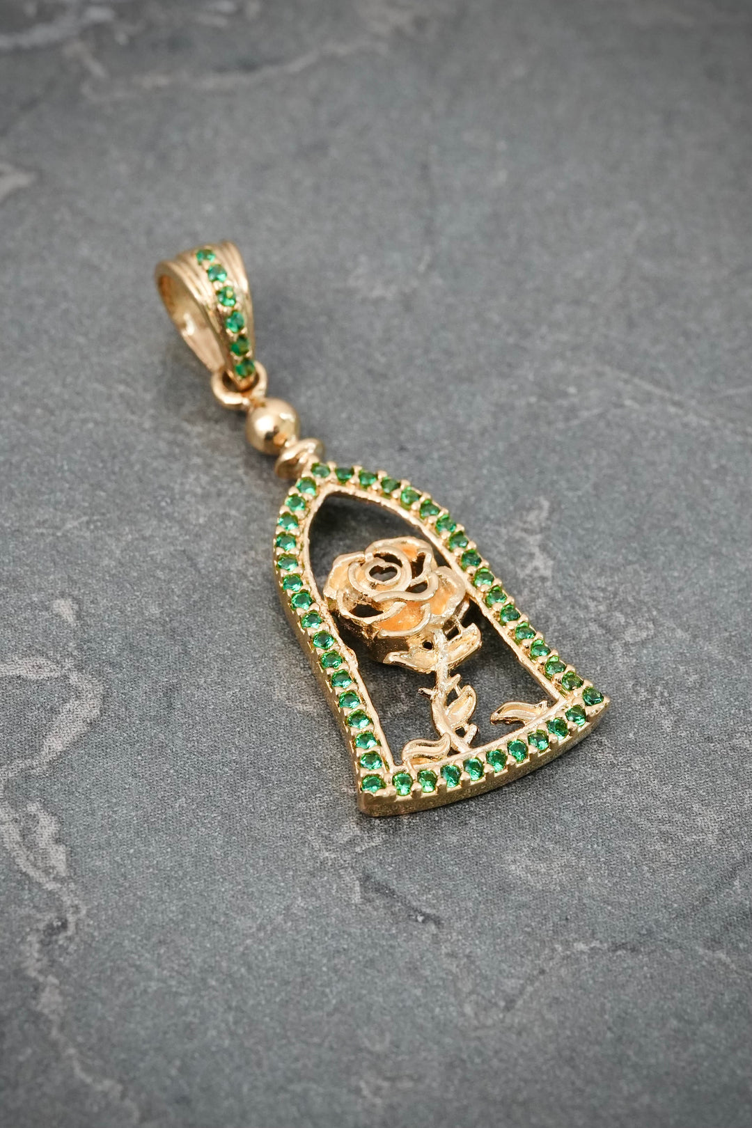 Dije Rosa con Swarovski Verde 2.3gr / 3.3cm / 13mm — Oro Amarillo