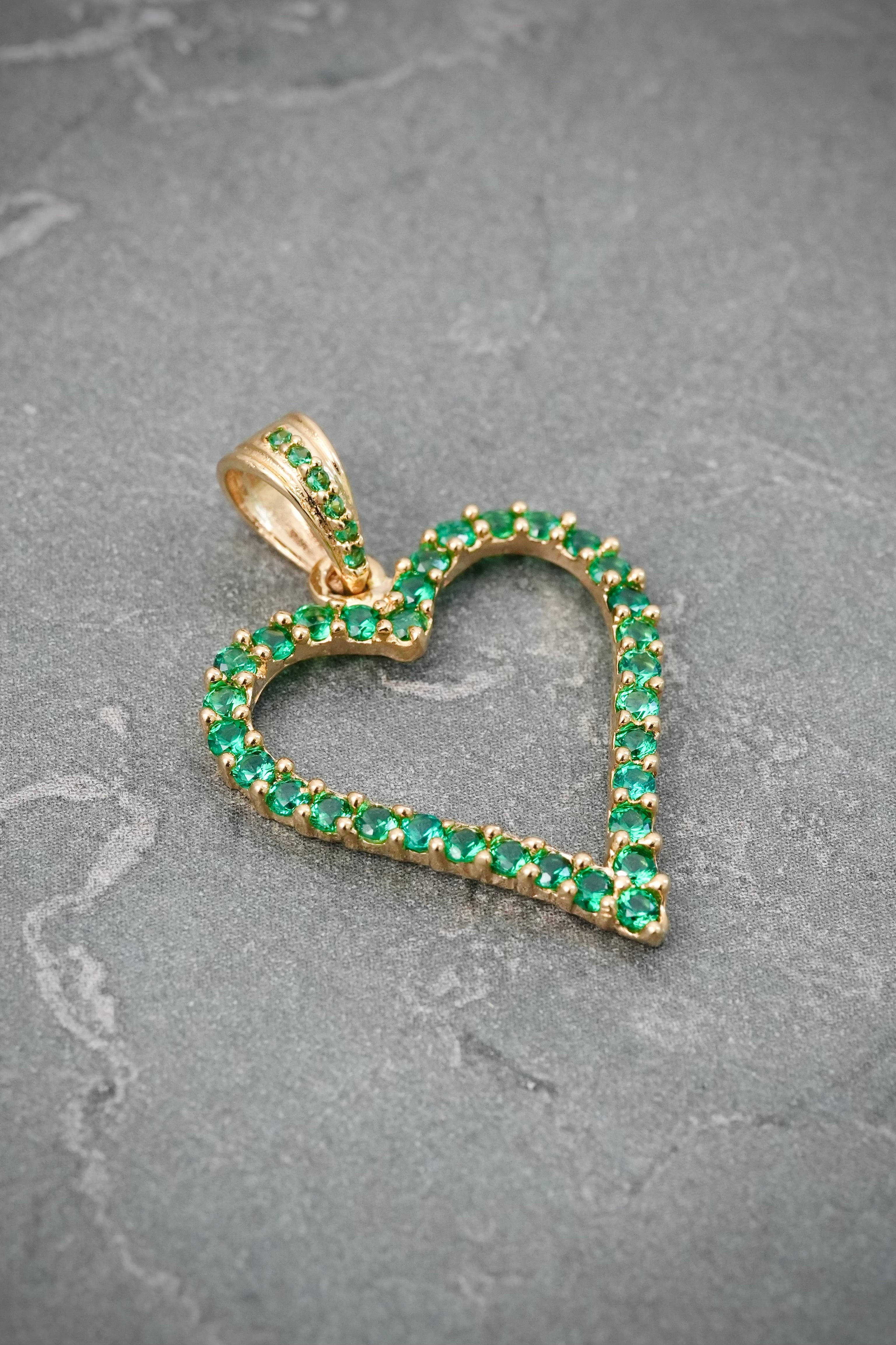 Dije Corazon con Swarovski Verde 1.95gr / 2.9cm / 19mm — Oro Amarillo