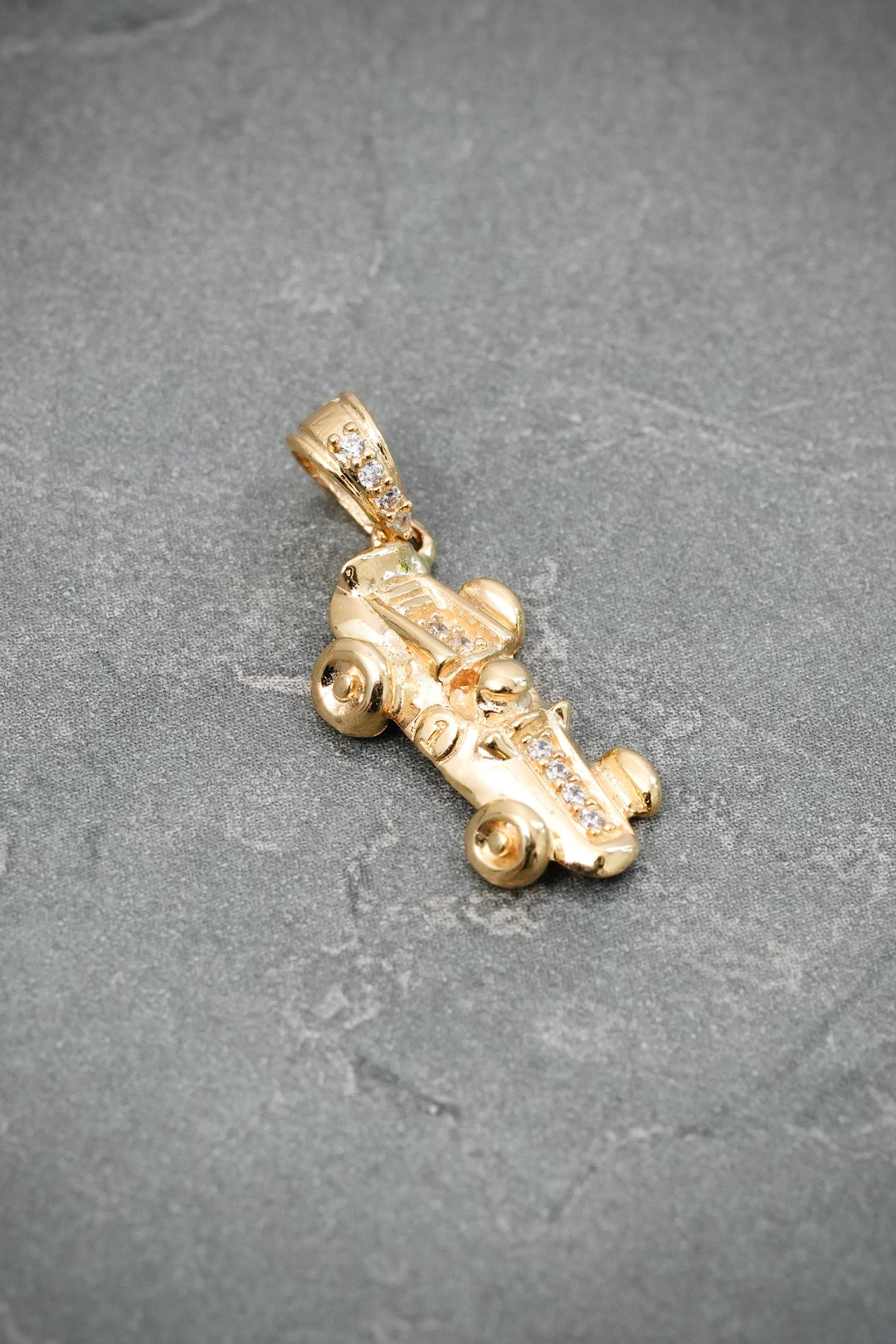 Dije Carro F1 1.55gr / 2.3cm / 8mm — Oro Amarillo
