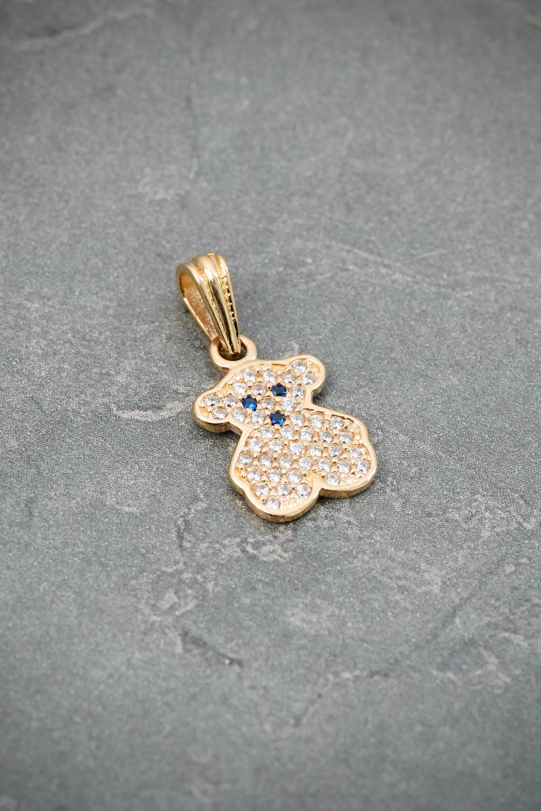 Dije Oso Th con Swarovski Blanco y Azul 1.35gr / 2cm / 9.9mm — Oro Amarillo