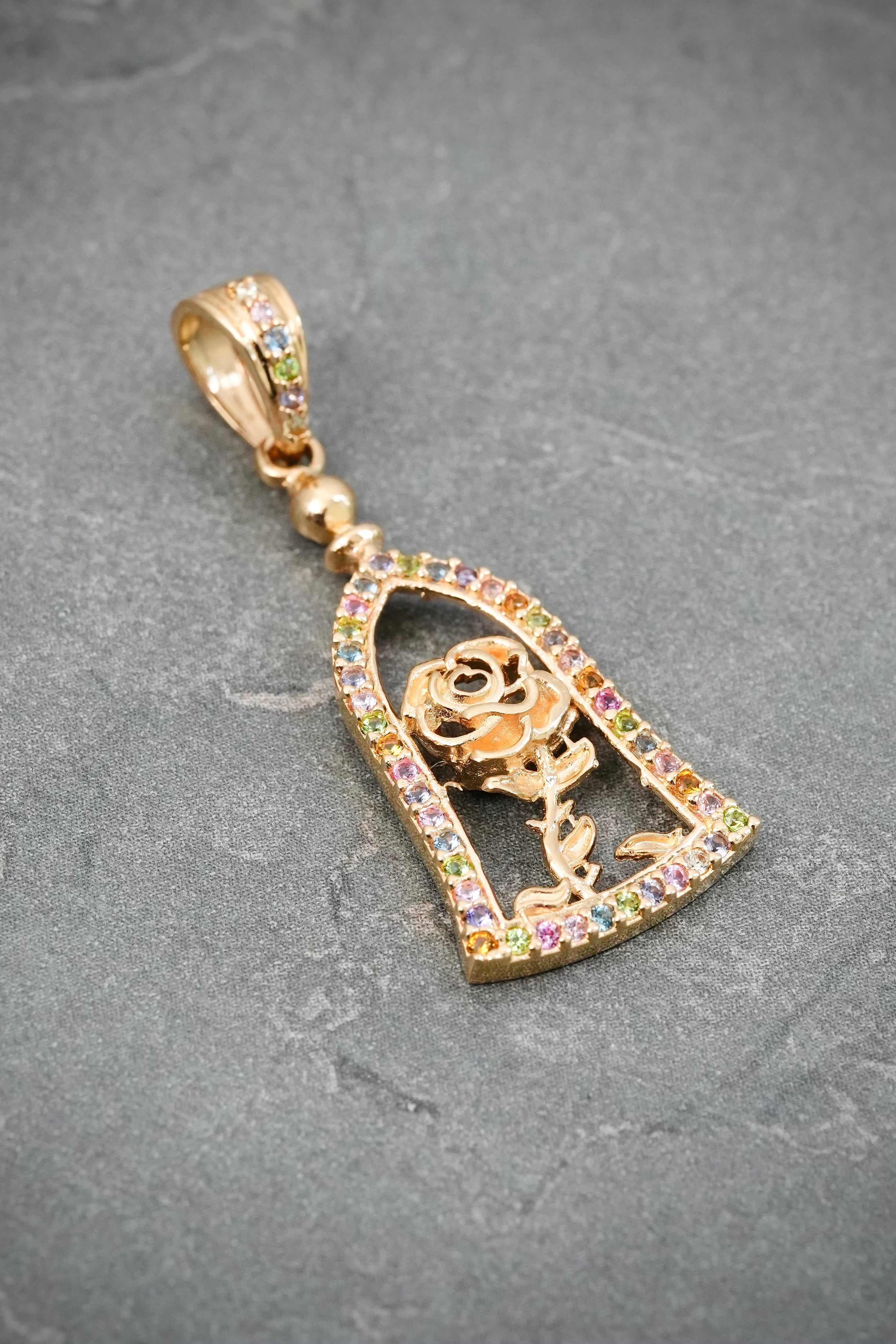Dije Rosa con Swarovski Multicolor 2.4gr / 3.3cm / 13mm — Oro Amarillo