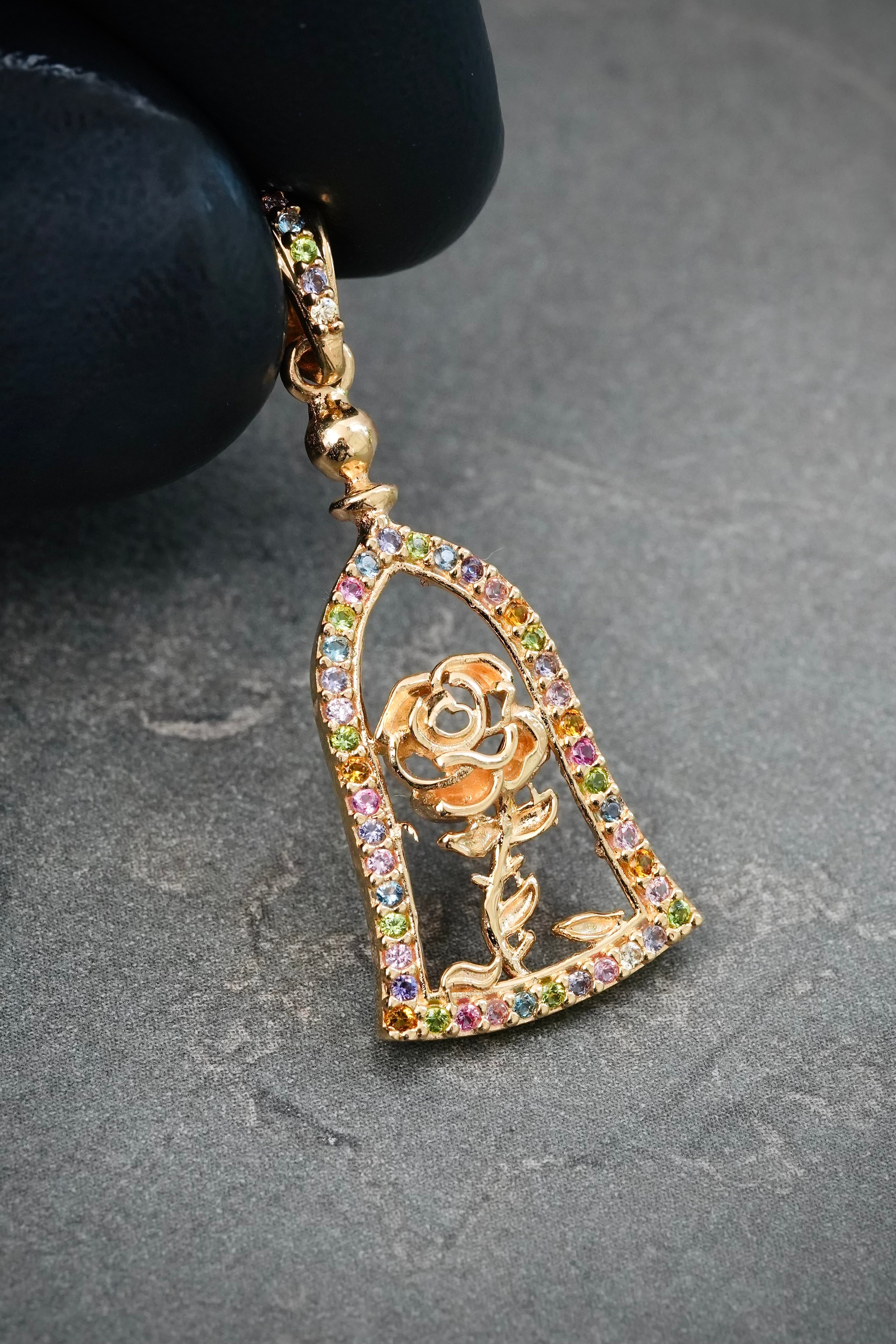 Dije Rosa con Swarovski Multicolor 2.4gr / 3.3cm / 13mm — Oro Amarillo