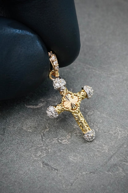 Dije Cruz Lucky Clover 1.2gr / 2.5cm / 13mm — Oro Amarillo