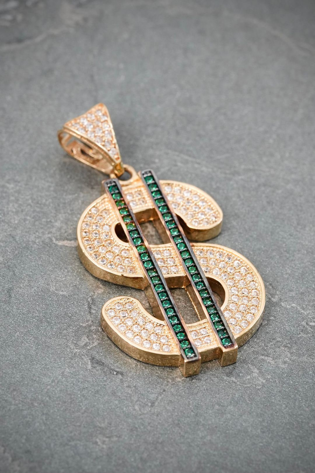 Dije Signo Peso con Swarovski Verde y Blanco 6.9gr / 3.8cm / 20mm — Oro Amarillo