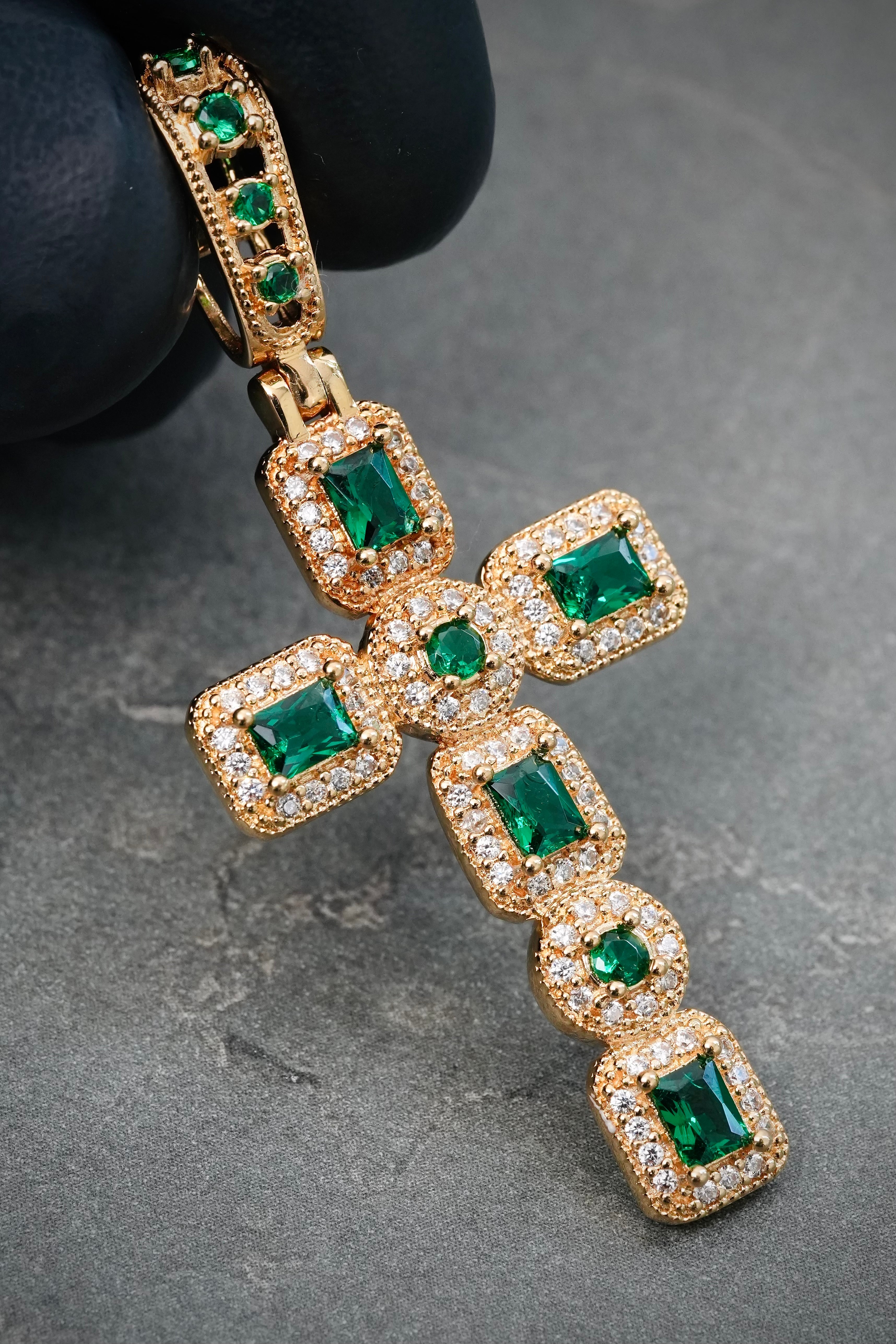 Dije Cruz con Swarovski Verde y Blanco 5.75gr / 5.3cm / 22.3mm — Oro Amarillo