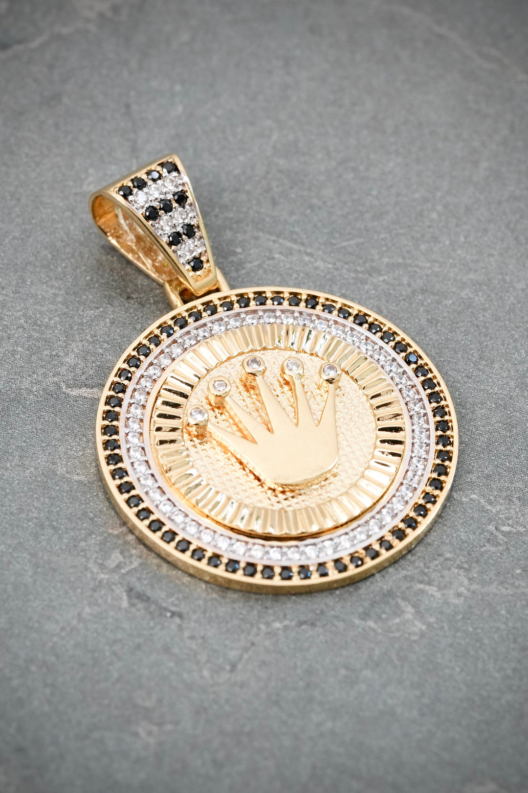 Dije Rx con Swarovski Negro y Blanco 7gr / 3.7cm / 25.7mm — Oro Amarillo