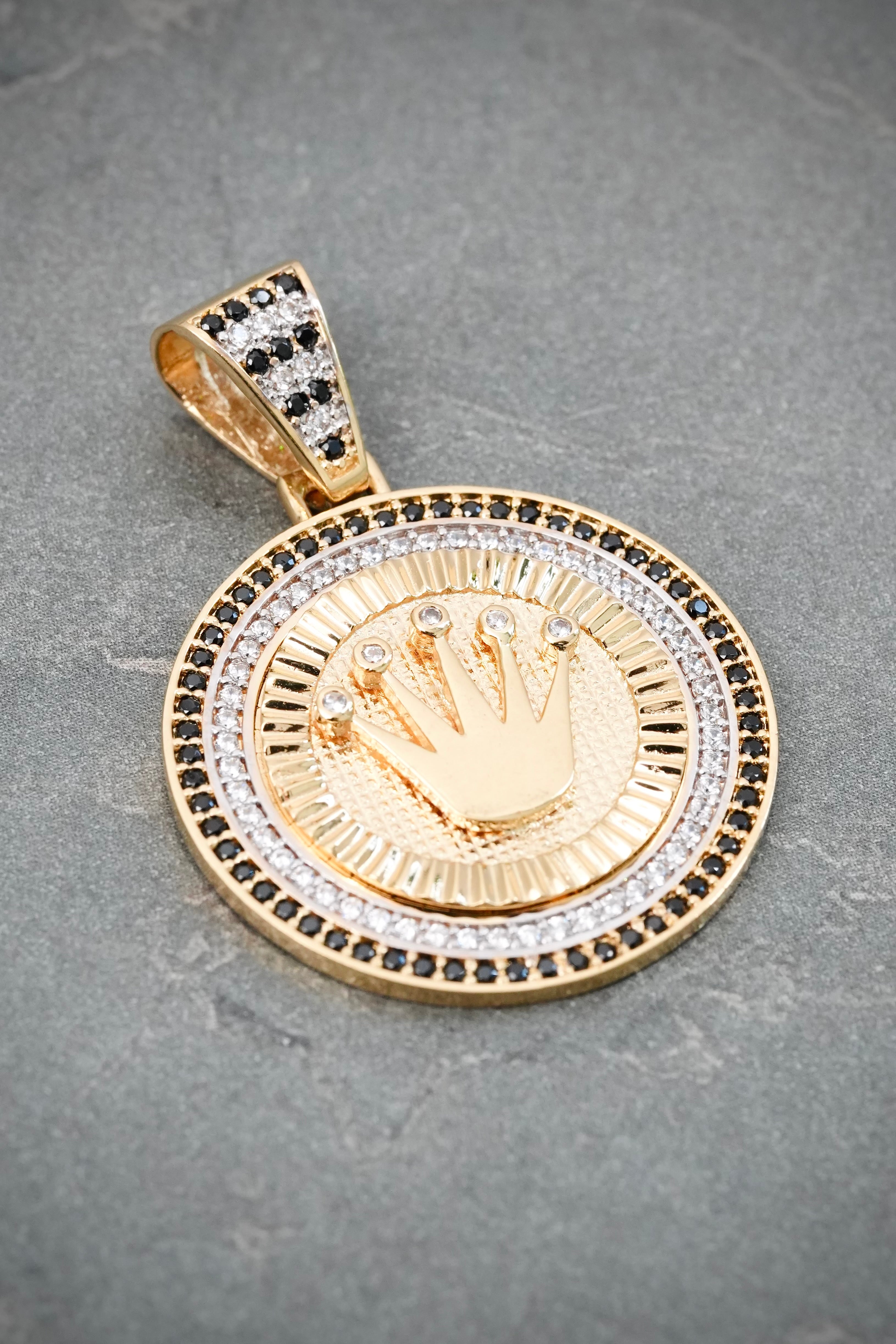 Dije Rx con Swarovski Negro y Blanco 7gr / 3.7cm / 25.7mm — Oro Amarillo