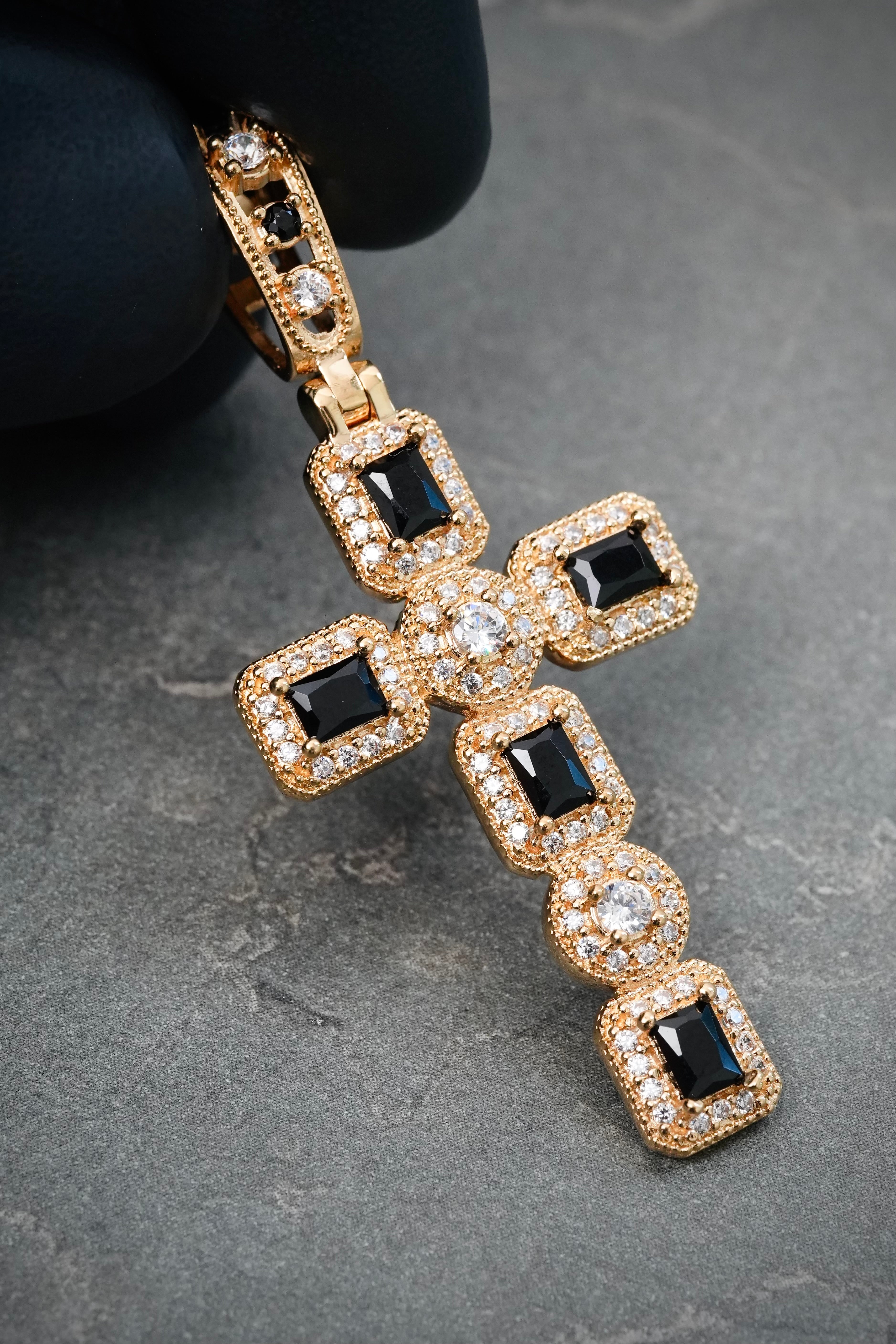 Dije Cruz con Swarovski Negro y Blanco 5.95gr / 5.3cm / 22.3mm — Oro Amarillo