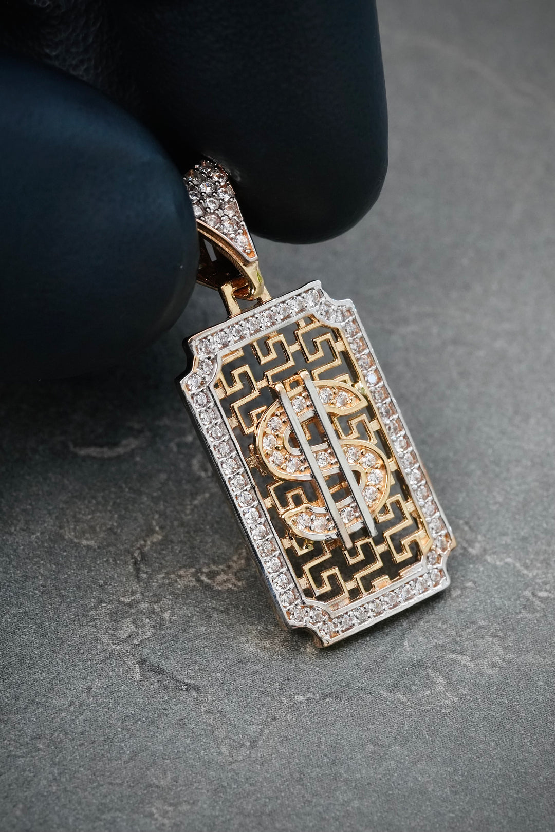Dije Signo Peso con Swarovski Blanco 3.5gr / 3.2cm / 13.3mm — Oro Amarillo